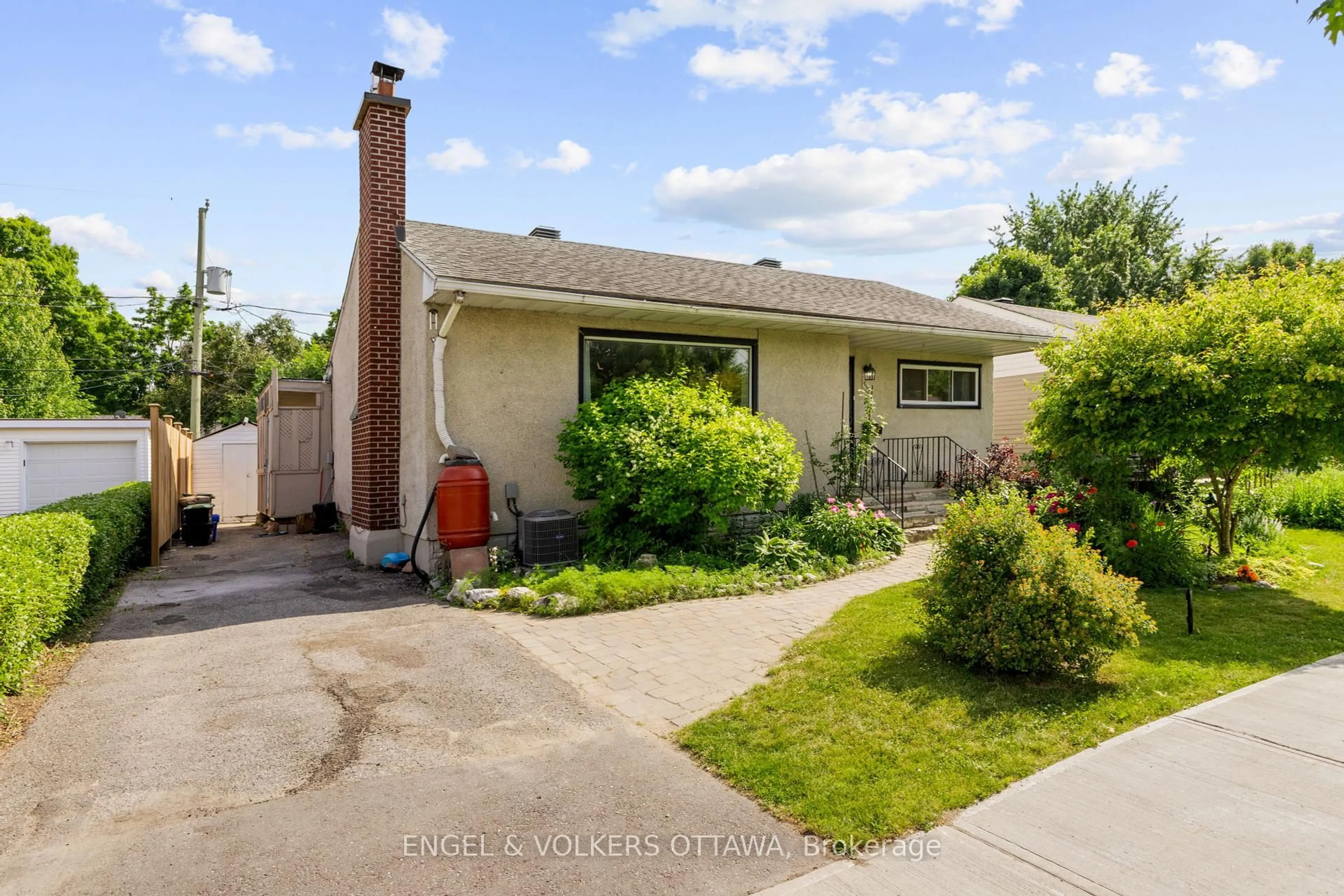 A pic from outside/outdoor area/front of a property/back of a property/a pic from drone, street for 960 Chapman Blvd, Ottawa Ontario K1G 1V6