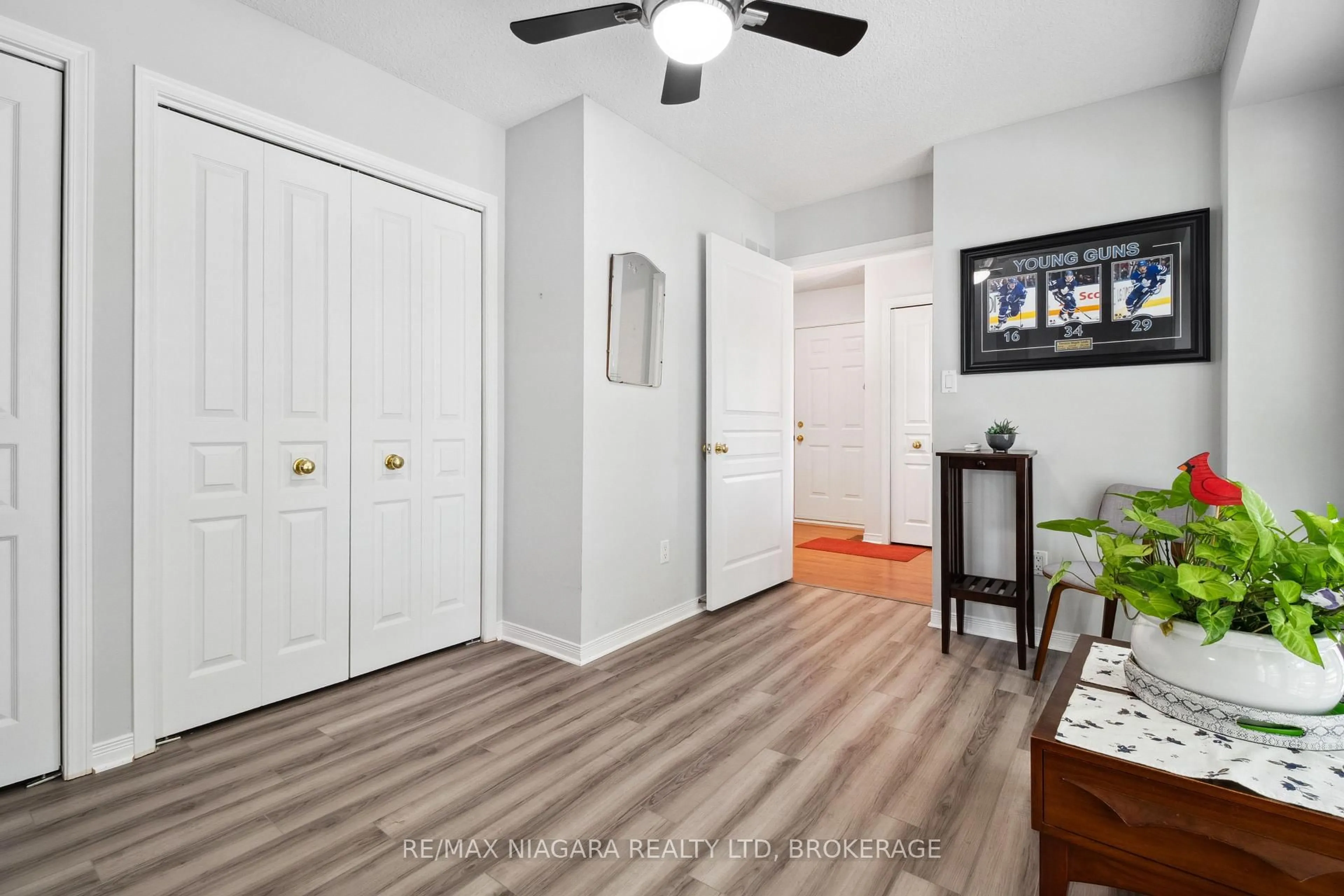 Indoor entryway for 2684 Mewburn Rd #17, Niagara Falls Ontario L2J 0A9