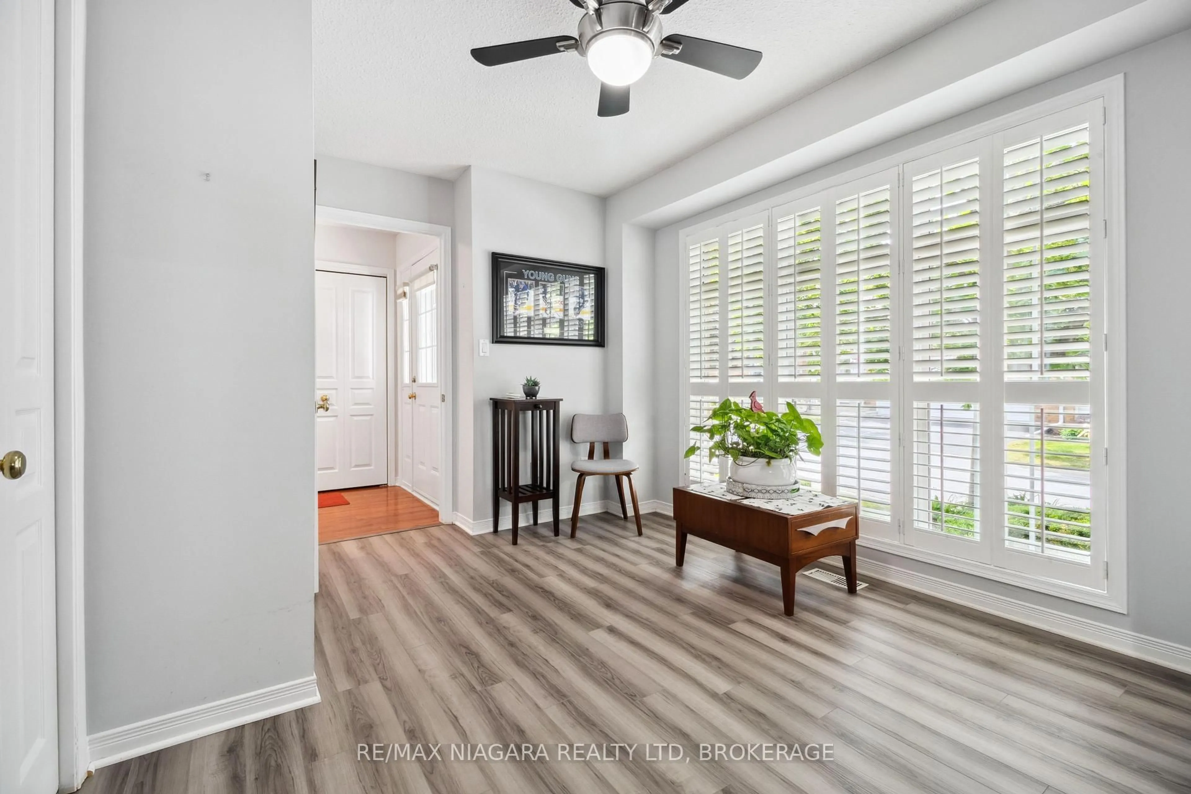 Indoor entryway for 2684 Mewburn Rd #17, Niagara Falls Ontario L2J 0A9