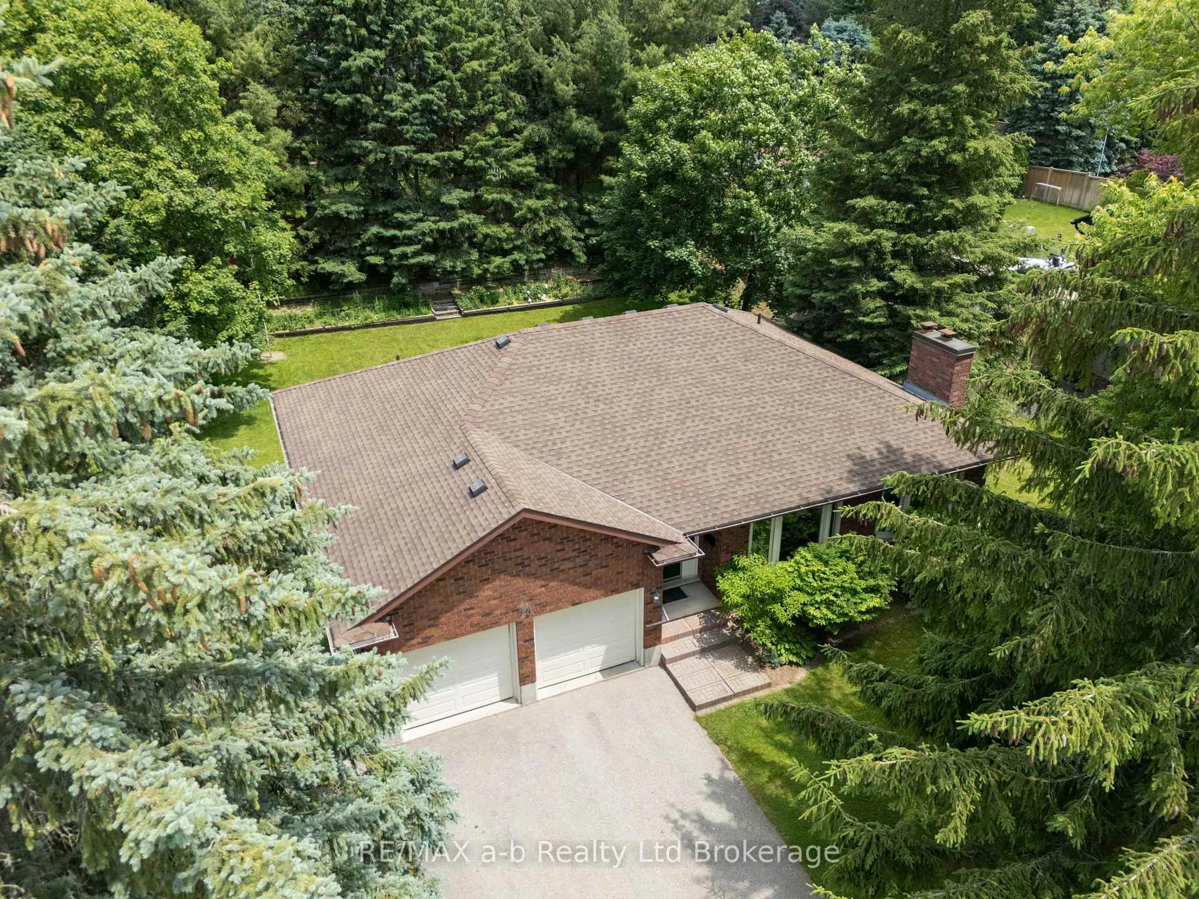 A pic from outside/outdoor area/front of a property/back of a property/a pic from drone, unknown for 75 Glenn Ave, South-West Oxford Ontario N4S 7V6