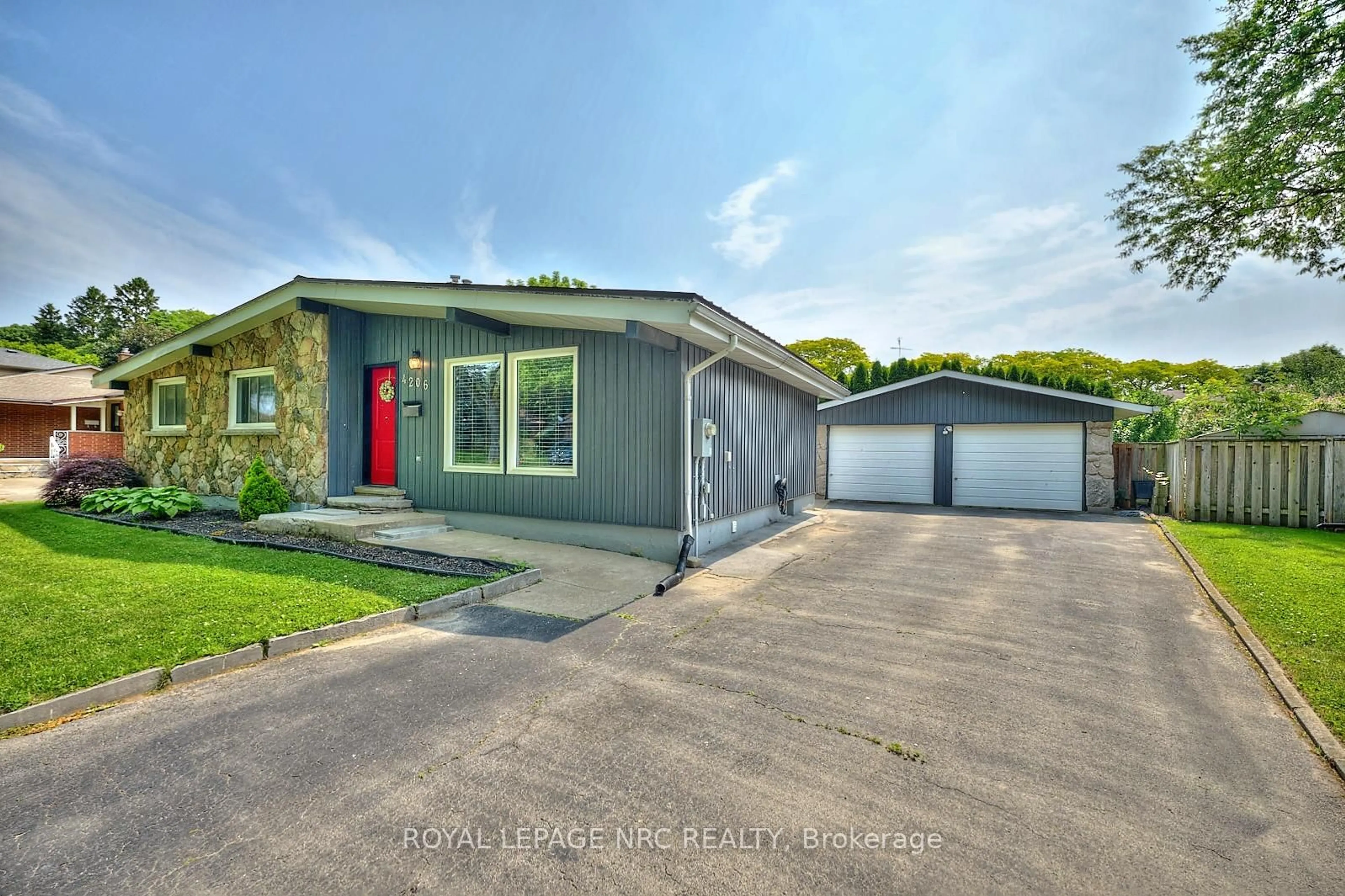A pic from outside/outdoor area/front of a property/back of a property/a pic from drone, street for 4206 Glenayr Ave, Niagara Falls Ontario L2E 6J9