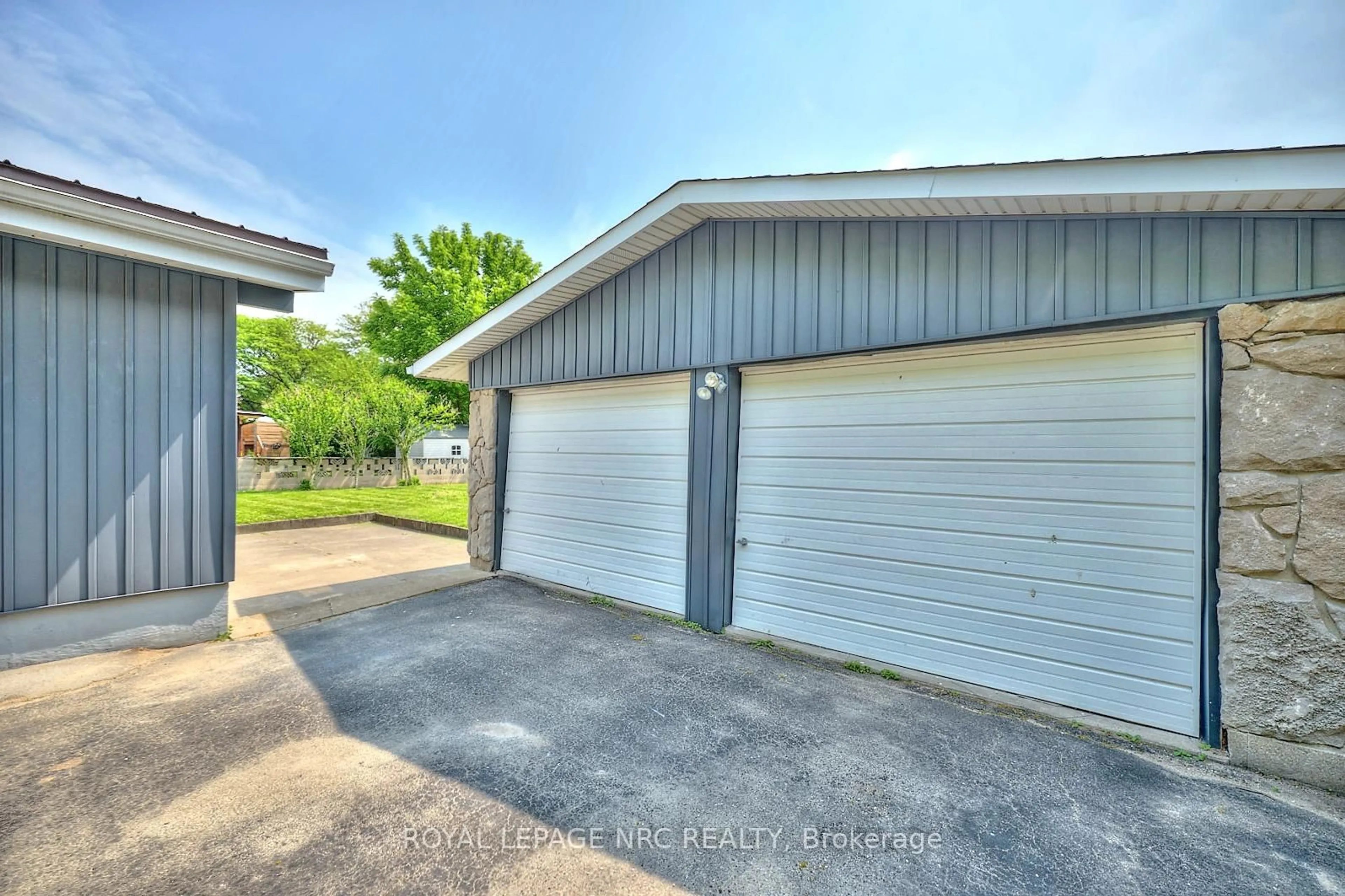 Indoor garage for 4206 Glenayr Ave, Niagara Falls Ontario L2E 6J9