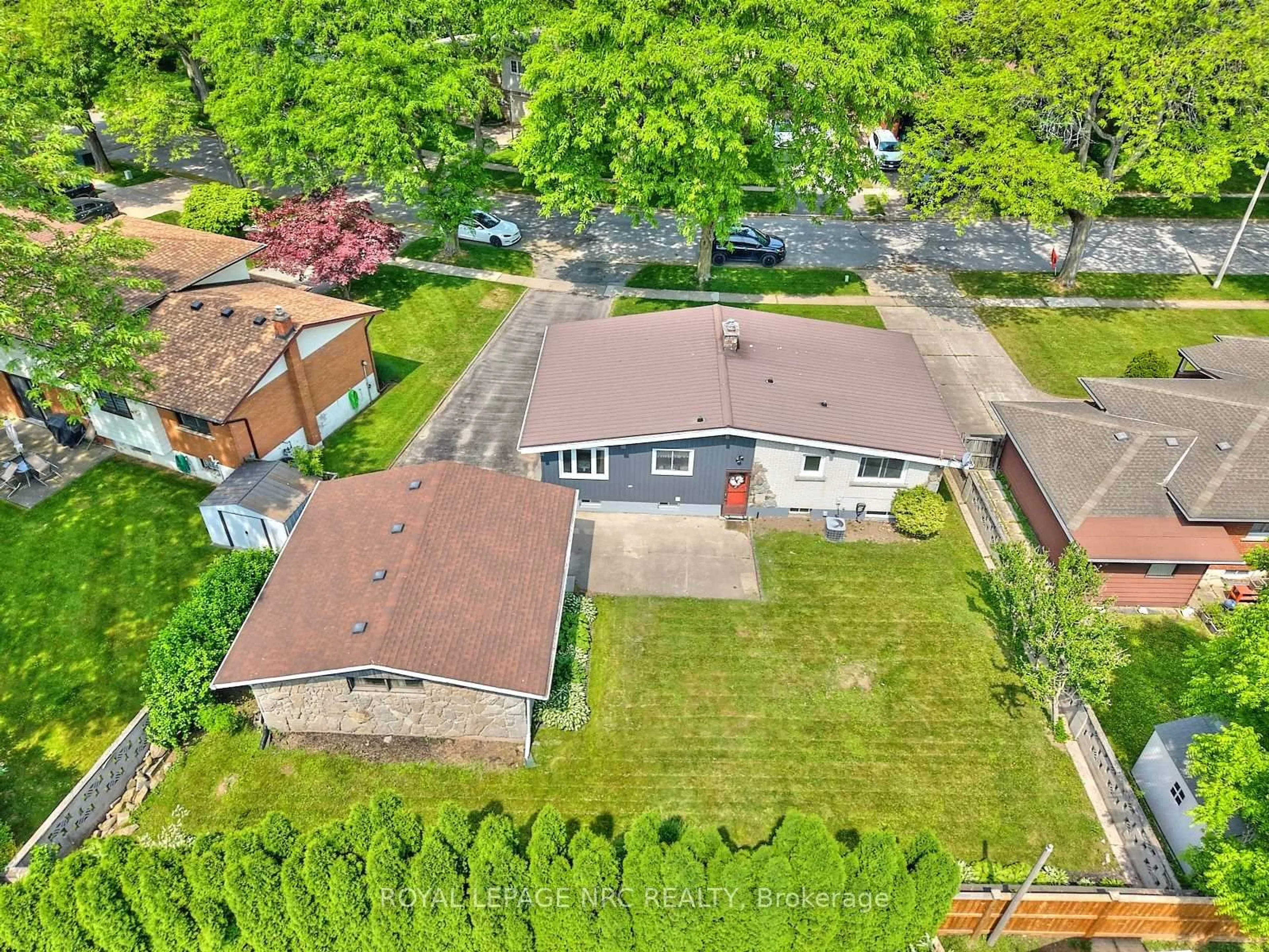 A pic from outside/outdoor area/front of a property/back of a property/a pic from drone, street for 4206 Glenayr Ave, Niagara Falls Ontario L2E 6J9
