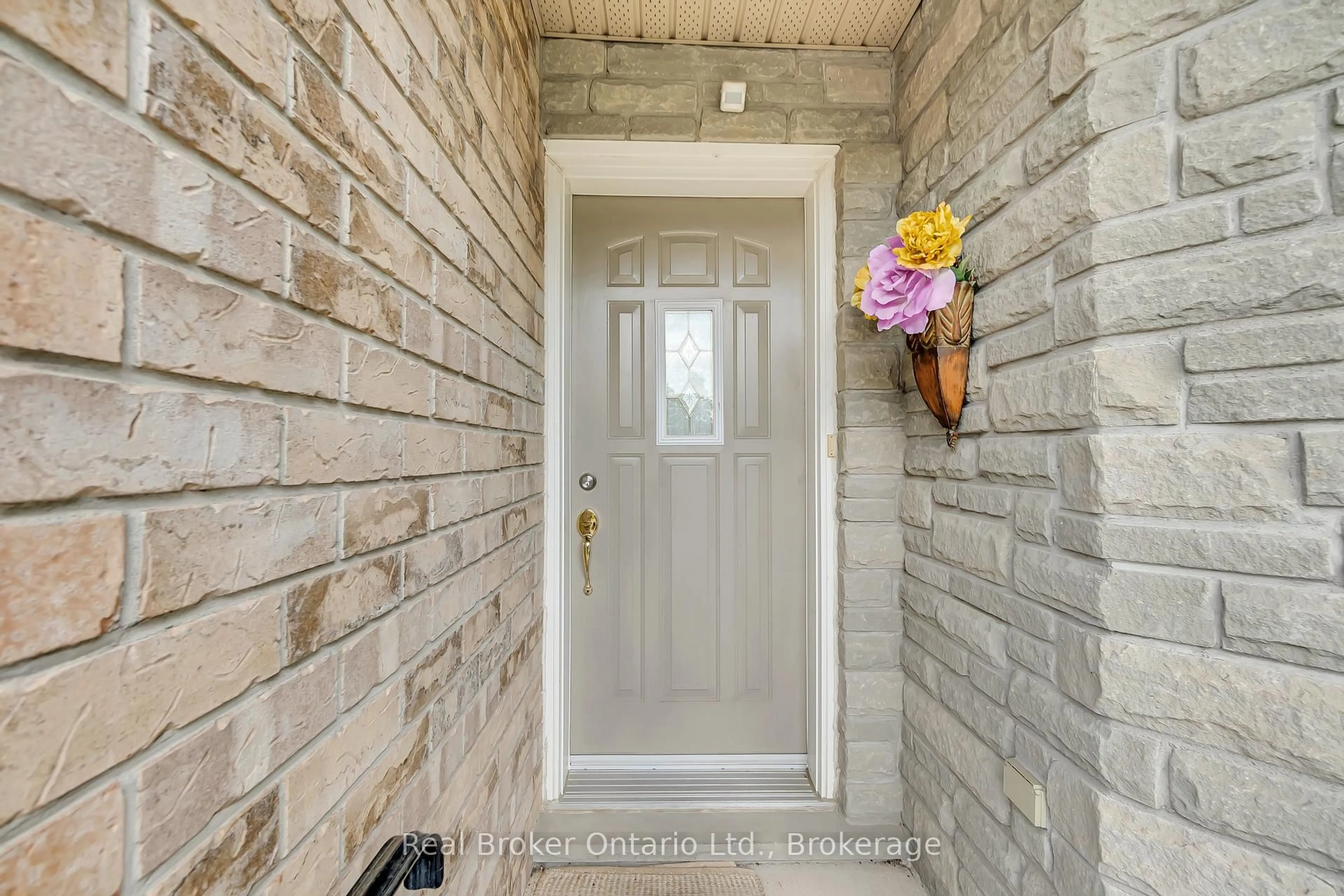 Indoor entryway for 350 Doon Valley Dr #002F, Kitchener Ontario N2P 2M9