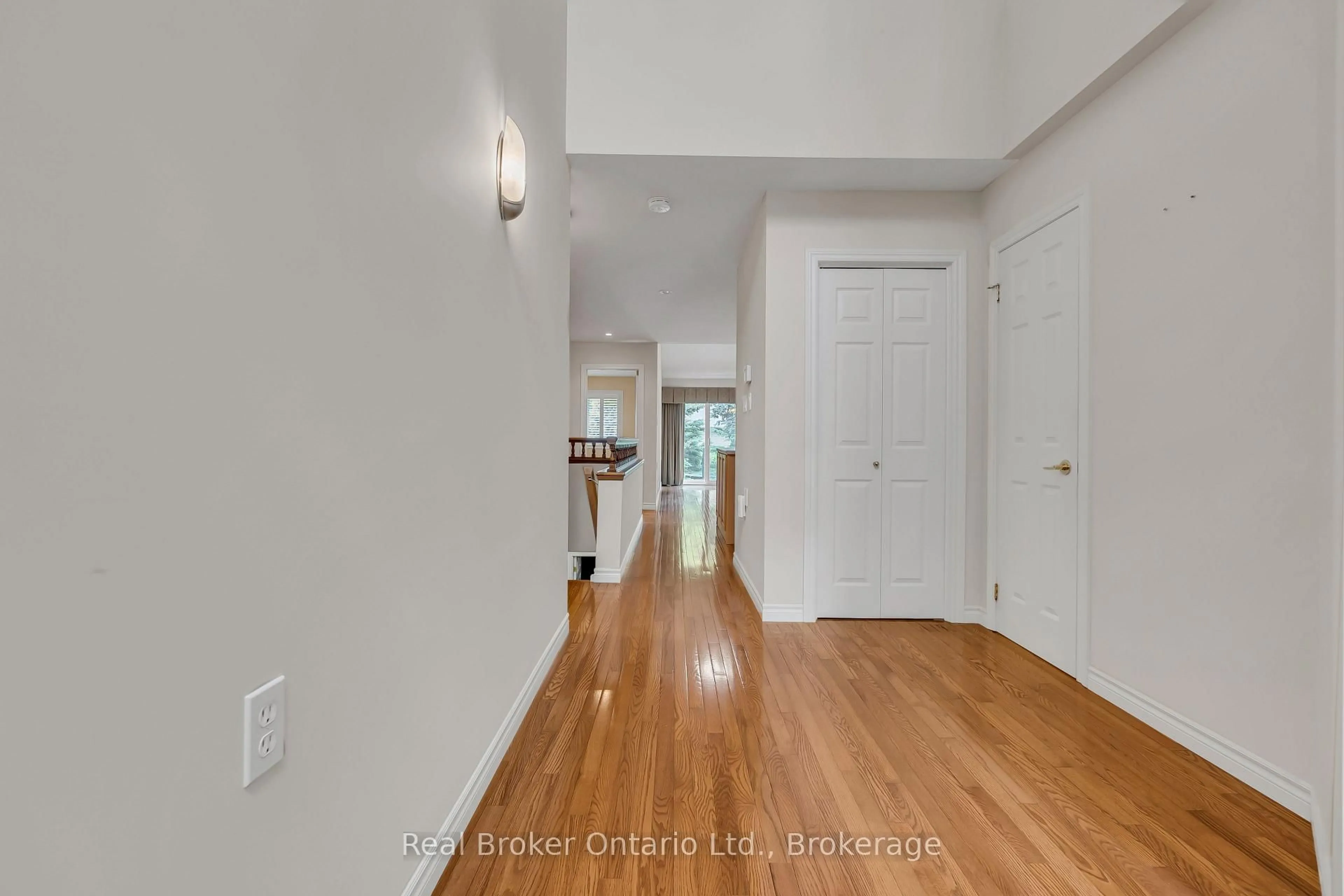 Indoor entryway for 350 Doon Valley Dr #002F, Kitchener Ontario N2P 2M9