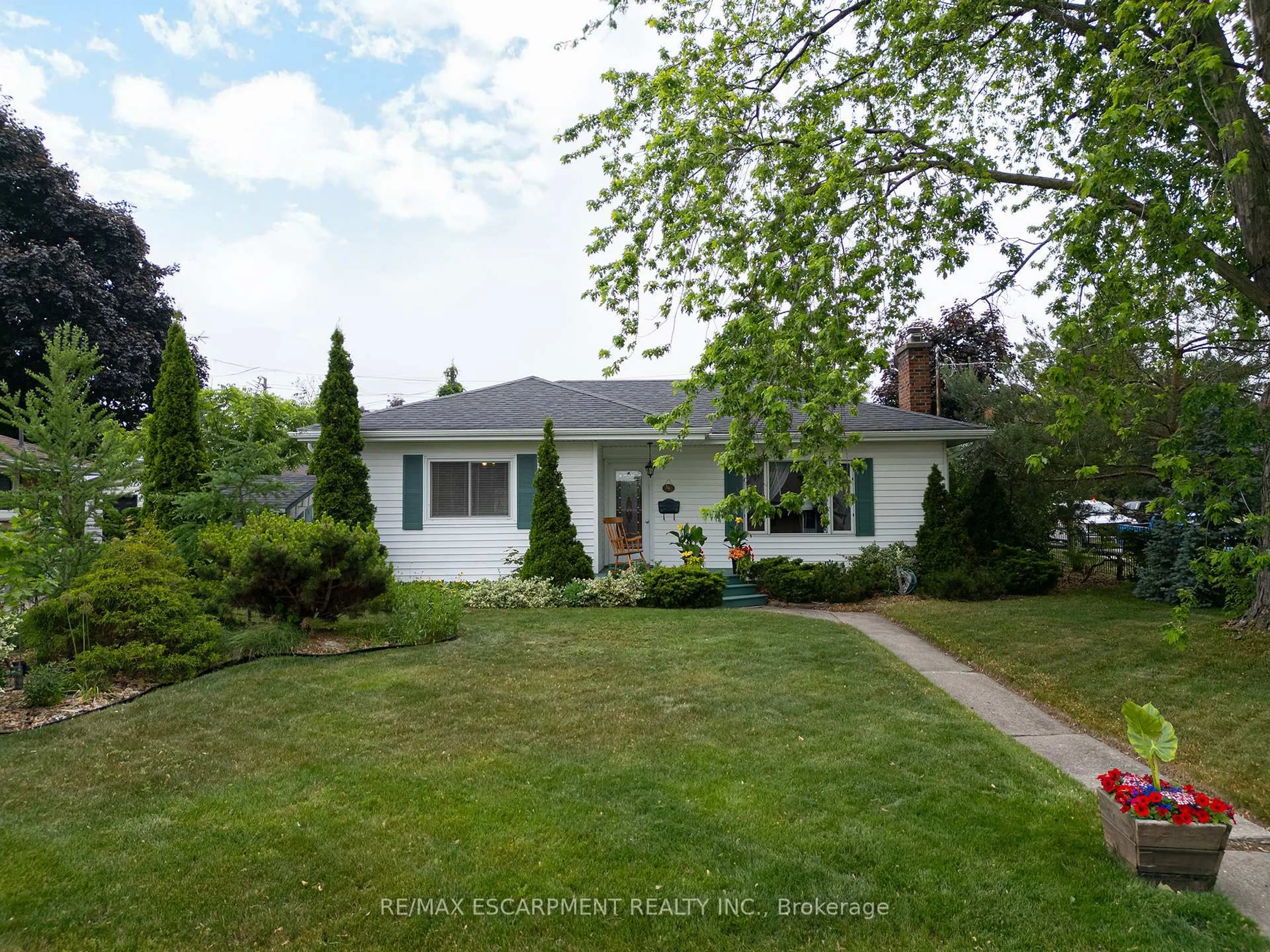 Home with vinyl exterior material, street for 23 Byrne St, Brantford Ontario N3R 2P5