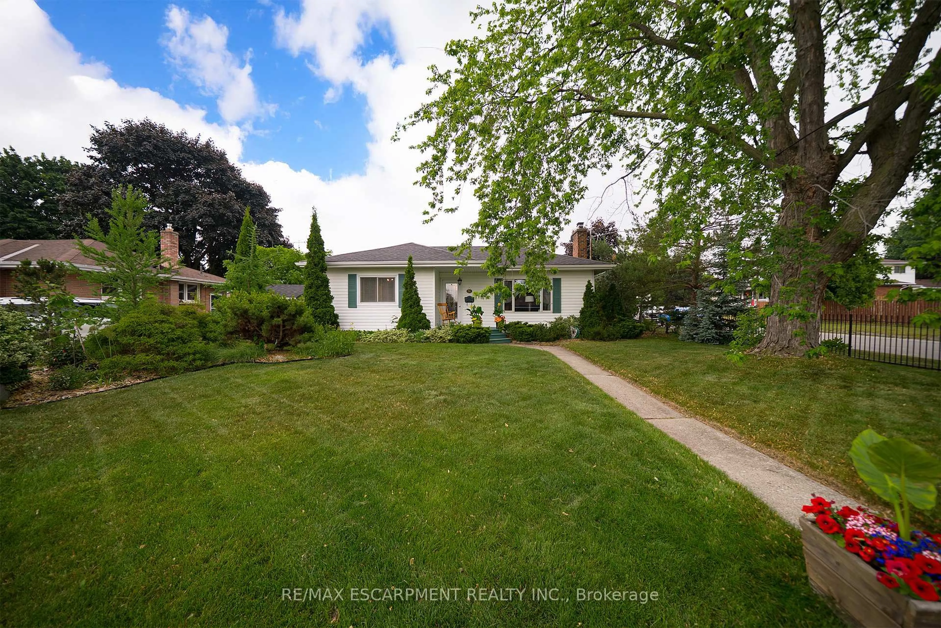 A pic from outside/outdoor area/front of a property/back of a property/a pic from drone, street for 23 Byrne St, Brantford Ontario N3R 2P5