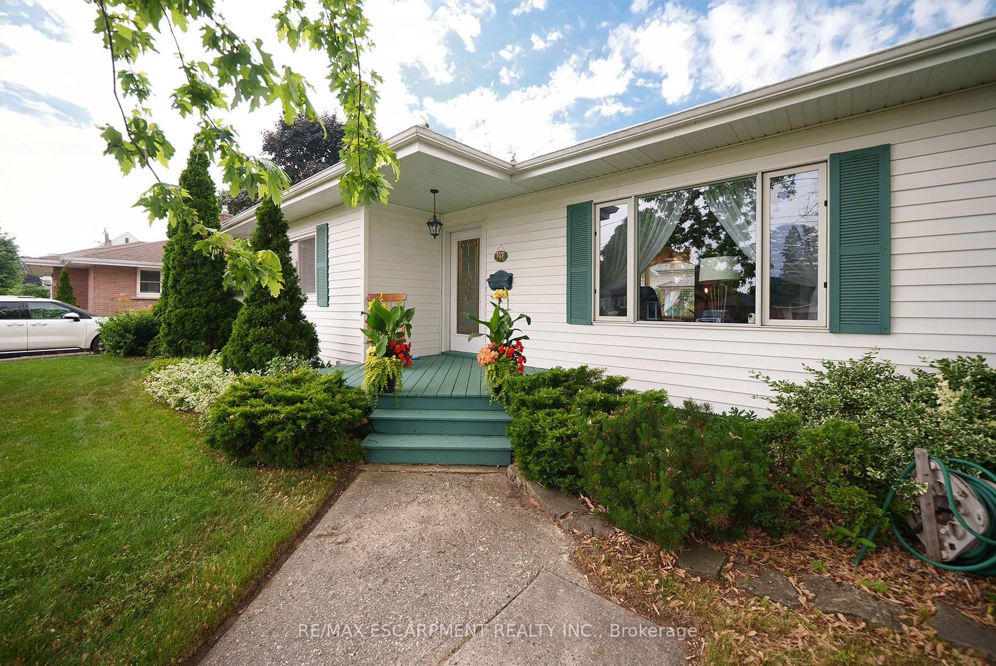 Home with vinyl exterior material, street for 23 Byrne St, Brantford Ontario N3R 2P5