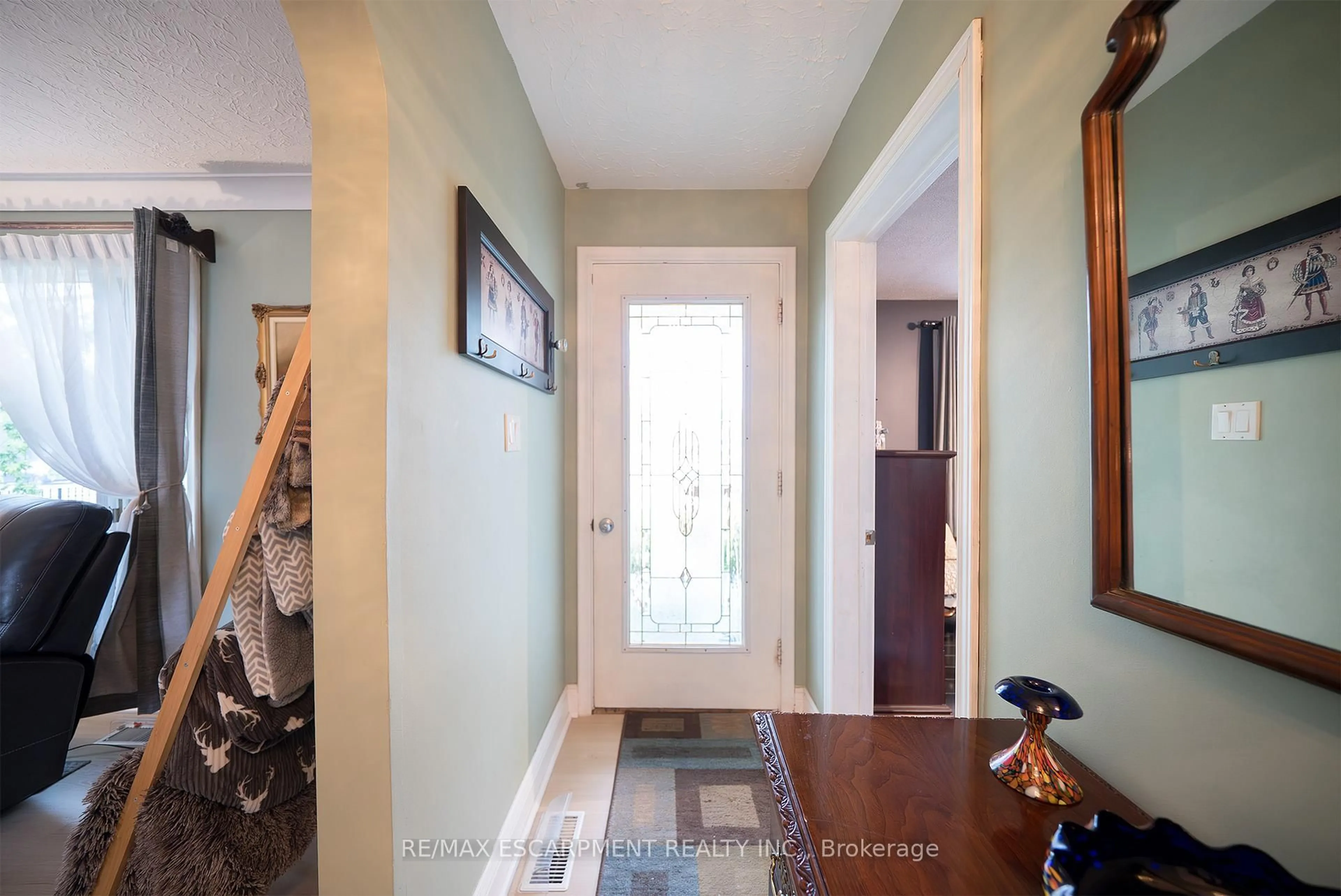 Indoor entryway for 23 Byrne St, Brantford Ontario N3R 2P5