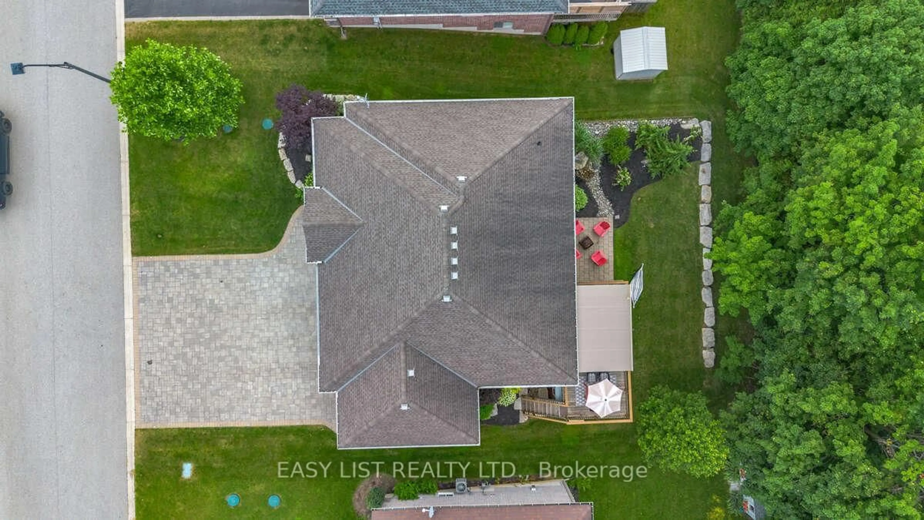 A pic from outside/outdoor area/front of a property/back of a property/a pic from drone, unknown for 28 Graydon Dr, South-West Oxford Ontario N0J 1N0