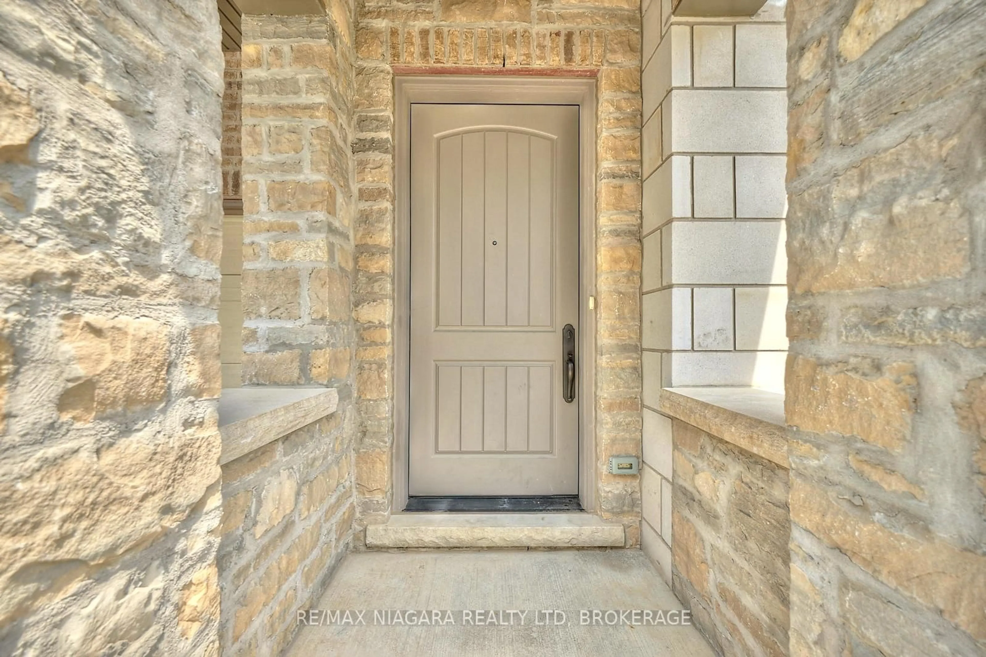 Indoor entryway for 15 ARBOURVALE Common, St. Catharines Ontario L2T 4C5