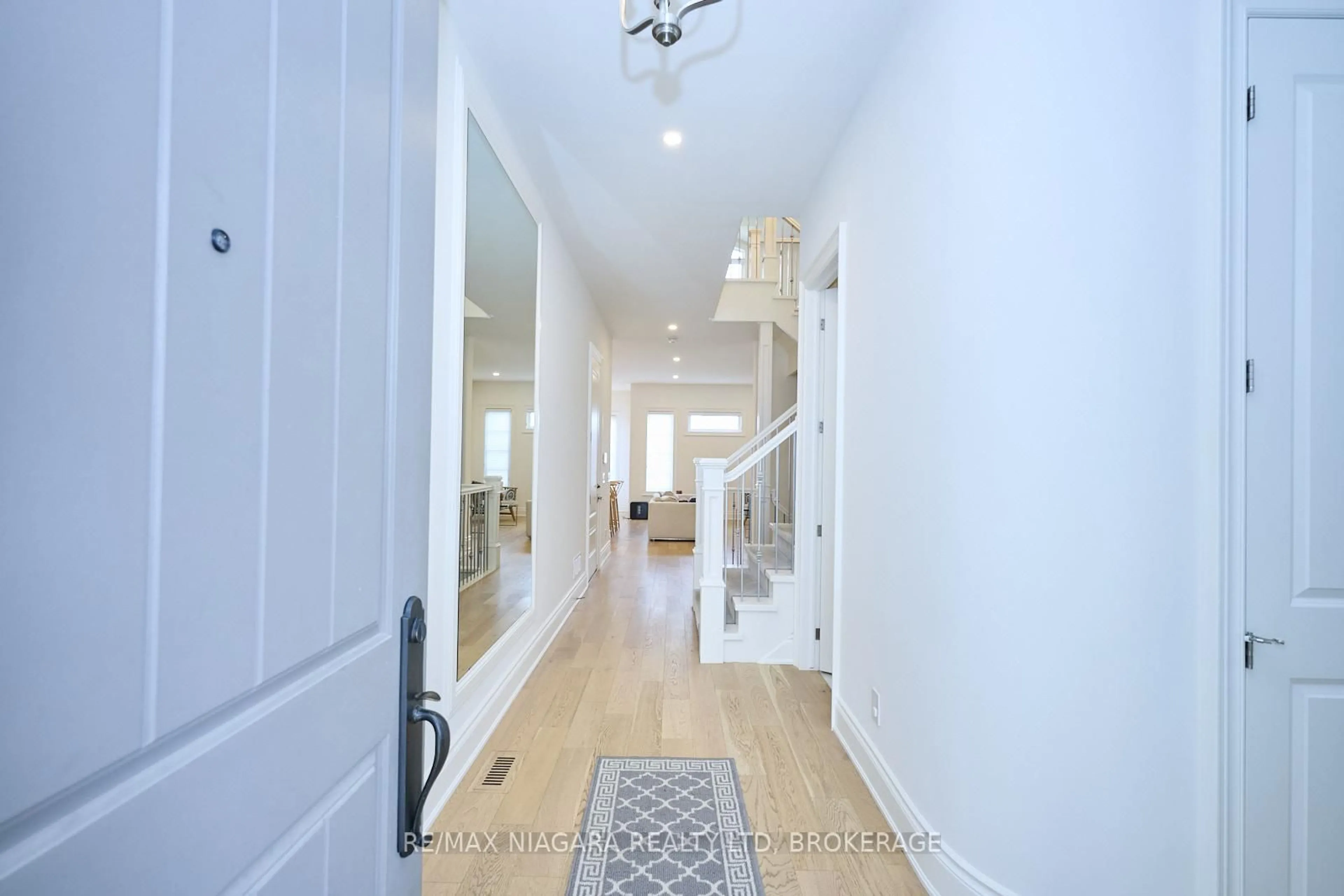 Indoor entryway for 15 ARBOURVALE Common, St. Catharines Ontario L2T 4C5