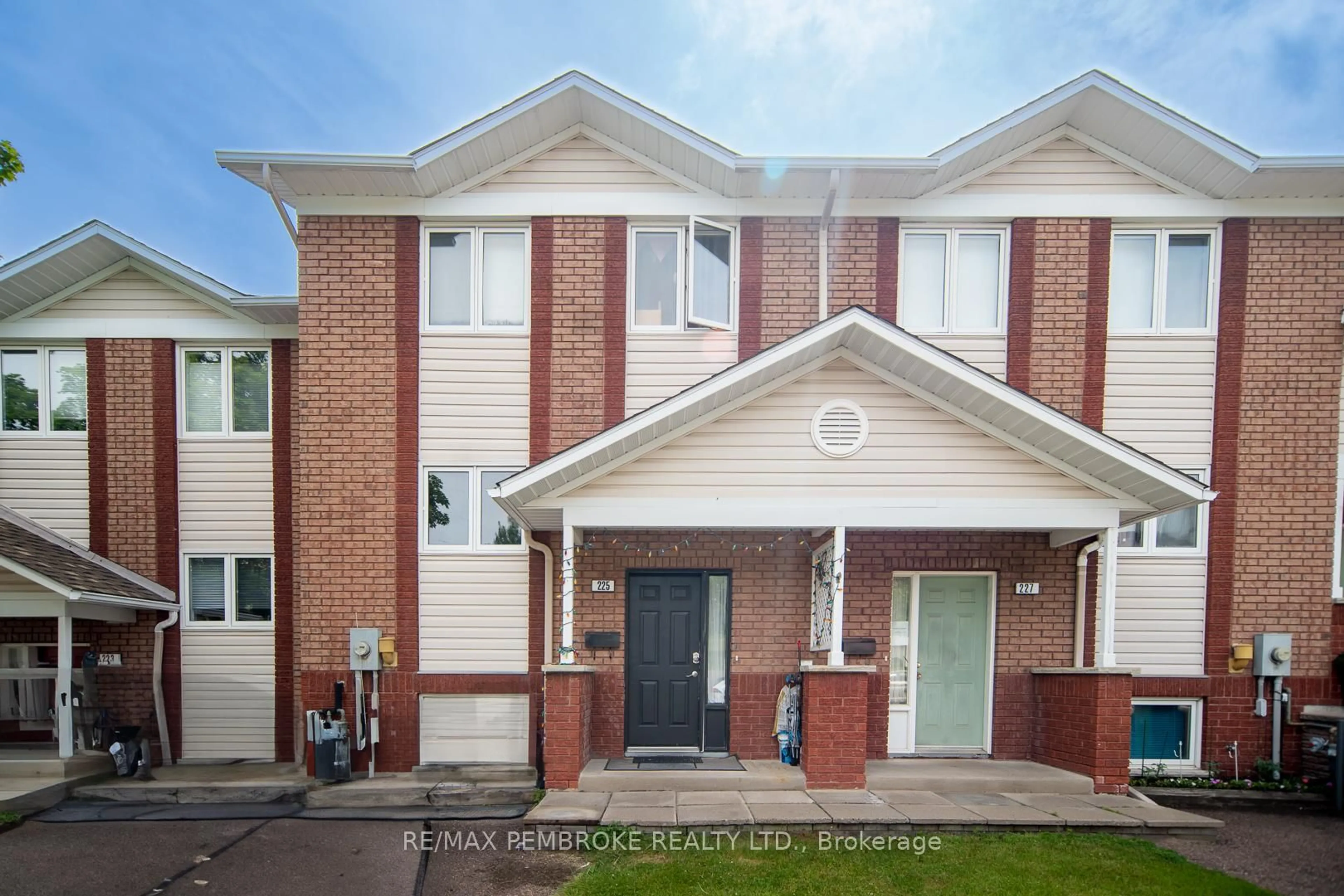 Home with brick exterior material, street for 225 Willoughby Cres, Pembroke Ontario K8A 8L7