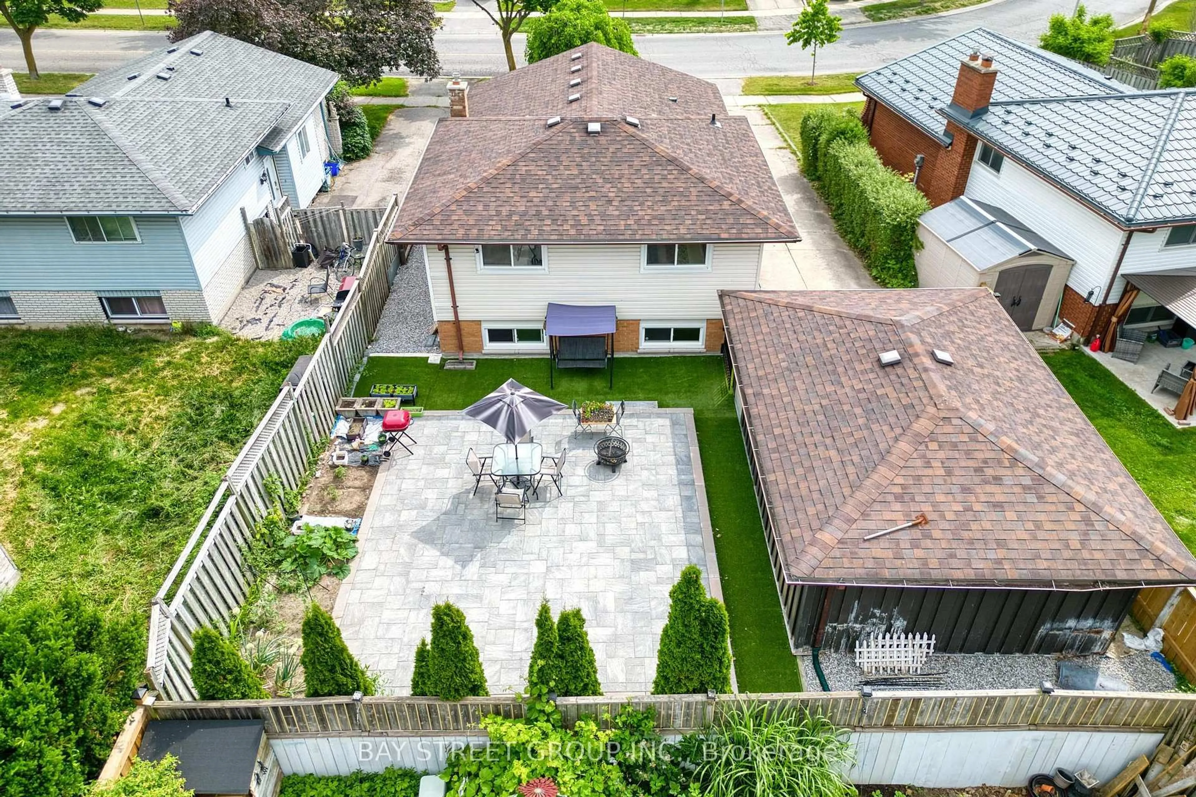 A pic from outside/outdoor area/front of a property/back of a property/a pic from drone, street for 90 ASHBURY Ave, London South Ontario N6E 1T1