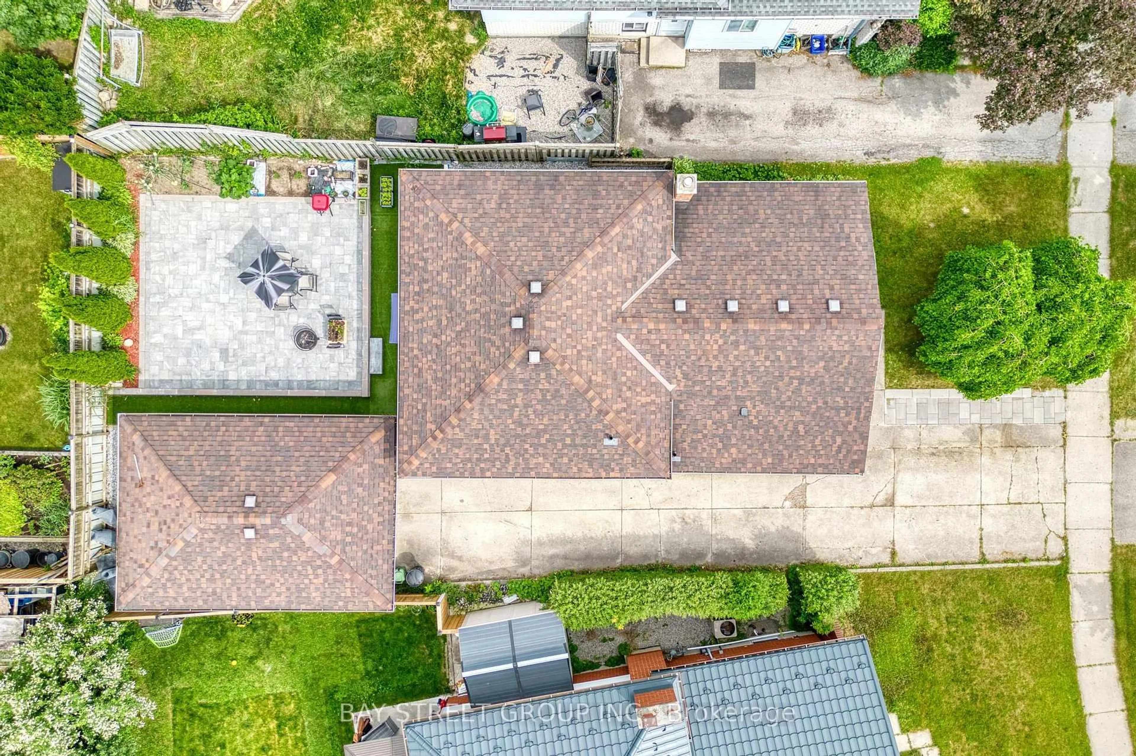A pic from outside/outdoor area/front of a property/back of a property/a pic from drone, street for 90 ASHBURY Ave, London South Ontario N6E 1T1