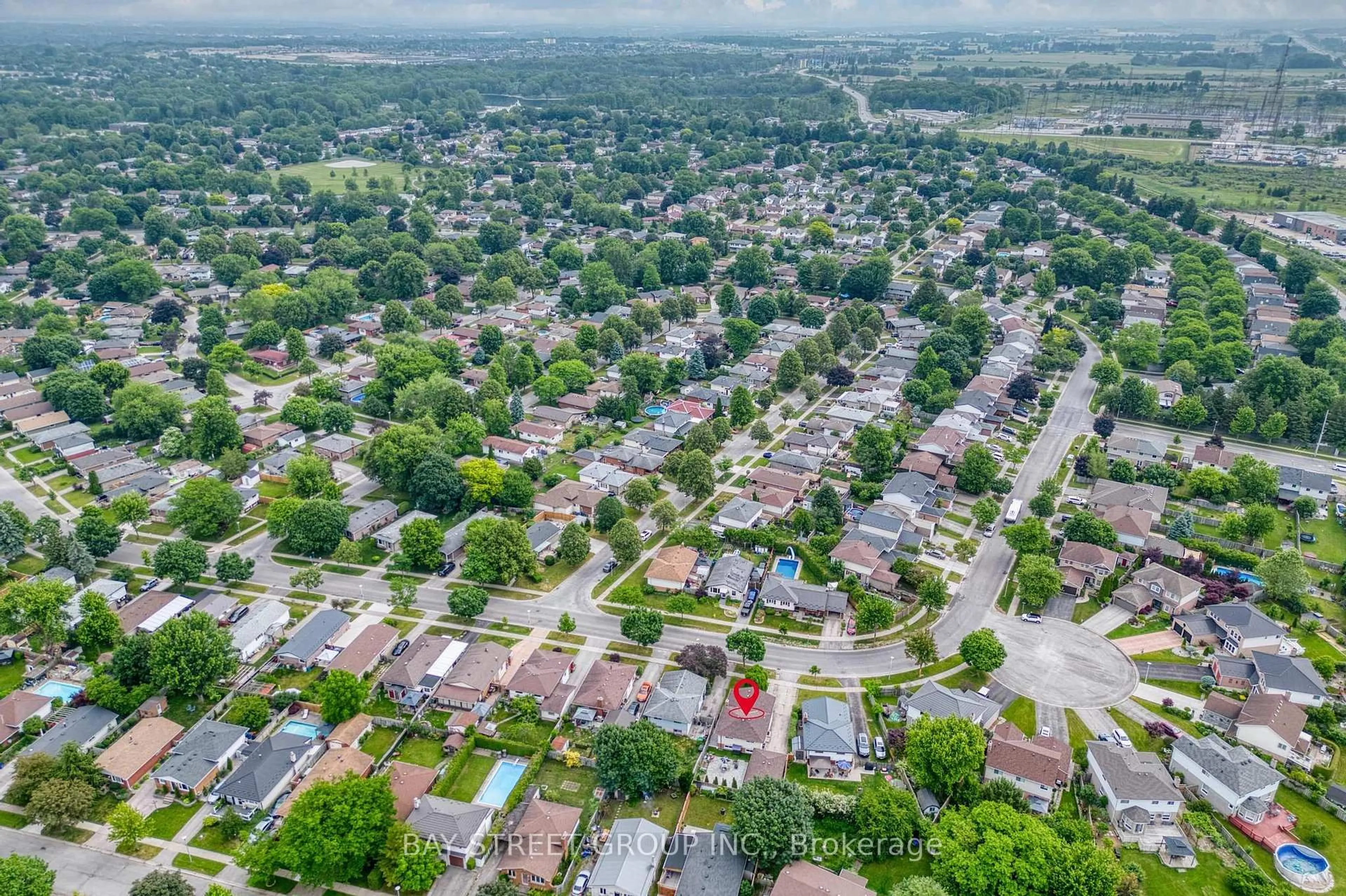 A pic from outside/outdoor area/front of a property/back of a property/a pic from drone, street for 90 ASHBURY Ave, London South Ontario N6E 1T1
