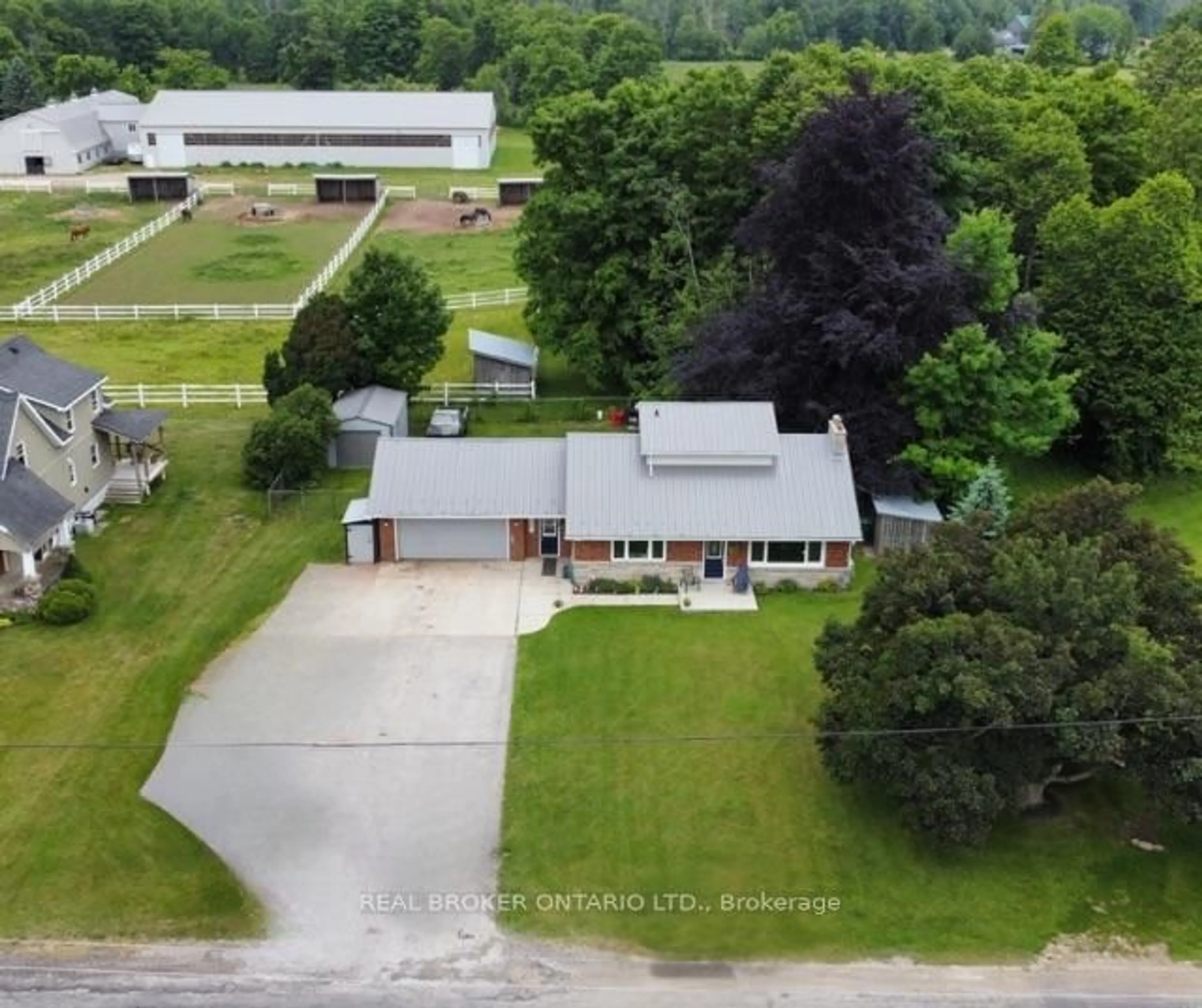 A pic from outside/outdoor area/front of a property/back of a property/a pic from drone, building for 1767 Centre Rd, Hamilton Ontario L8N 2Z7