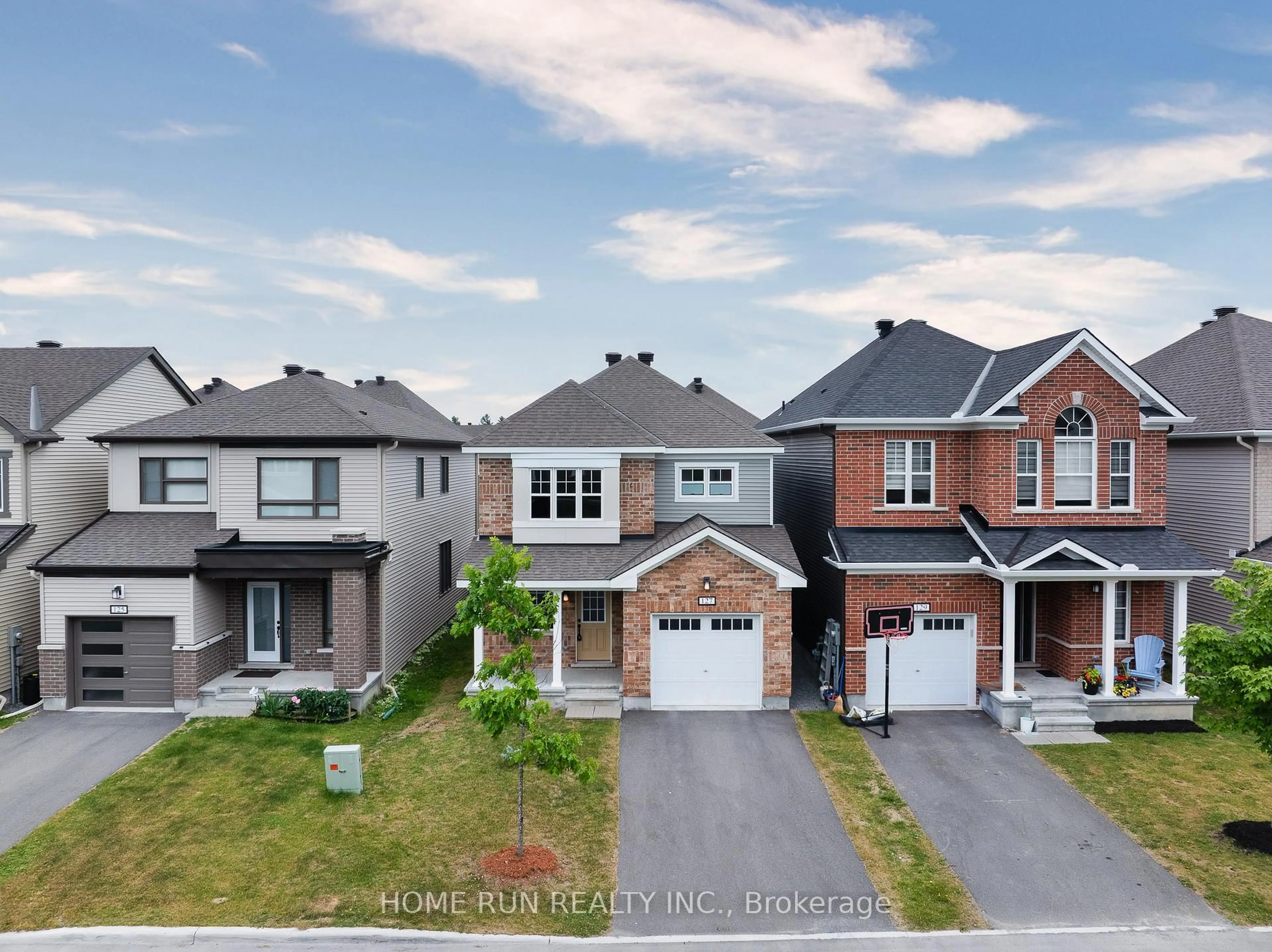 A pic from outside/outdoor area/front of a property/back of a property/a pic from drone, street for 127 Unity Pl, Ottawa Ontario K2S 2Y8
