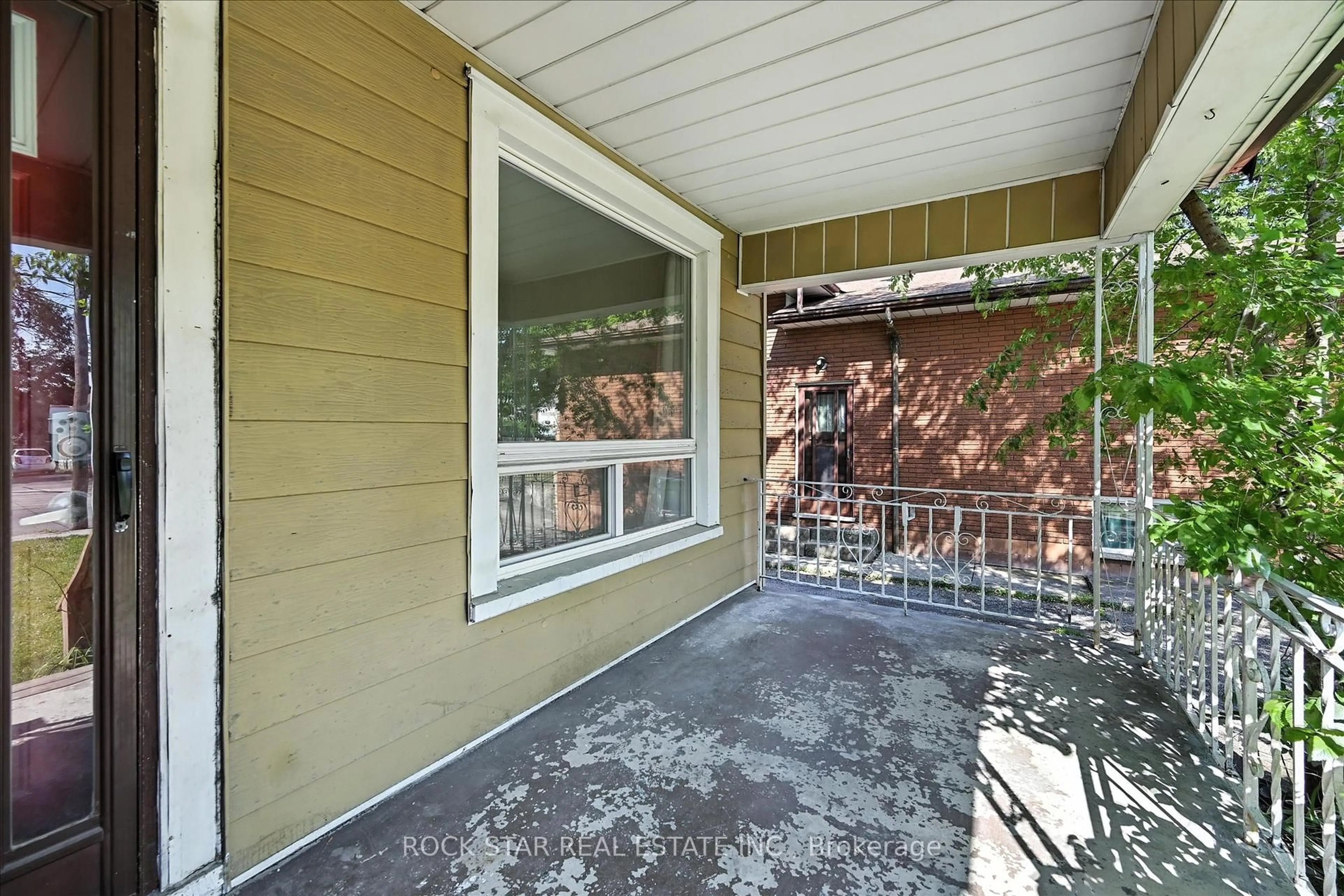 Patio, street for 34 Fennell Ave, Hamilton Ontario L9C 1E3