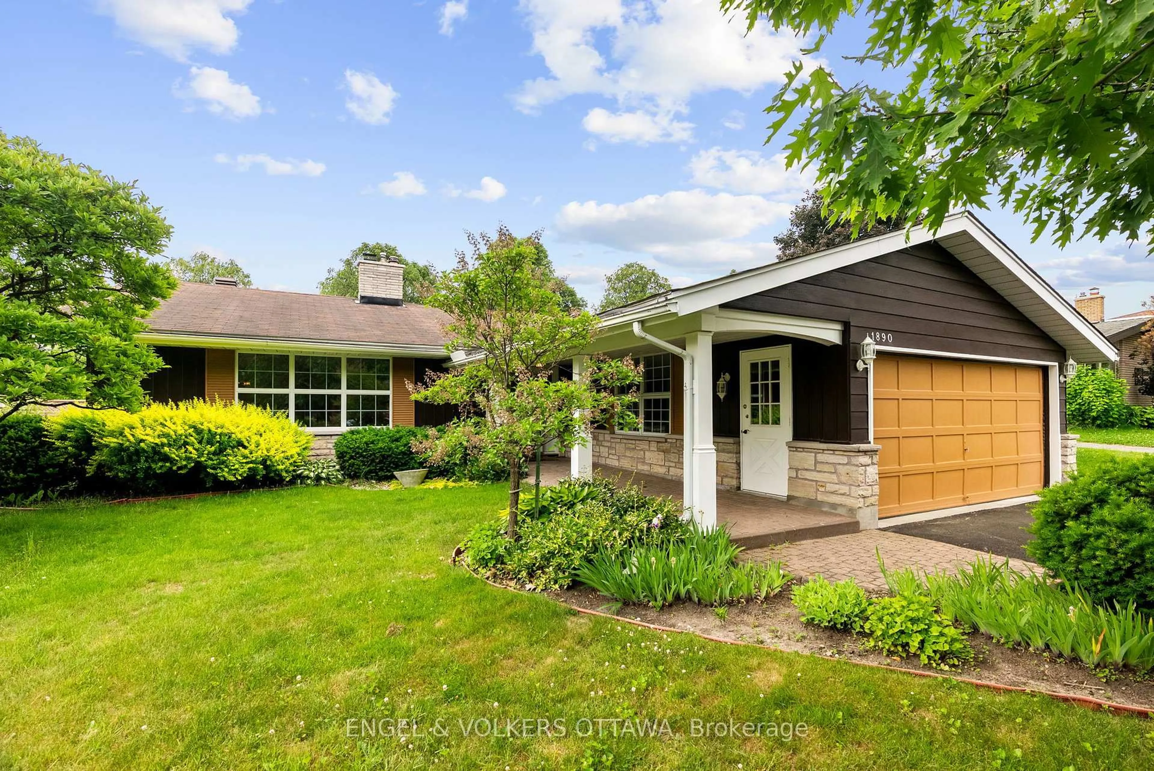 Home with vinyl exterior material, street for 1890 Louisiana Ave, Ottawa Ontario K1H 6V1