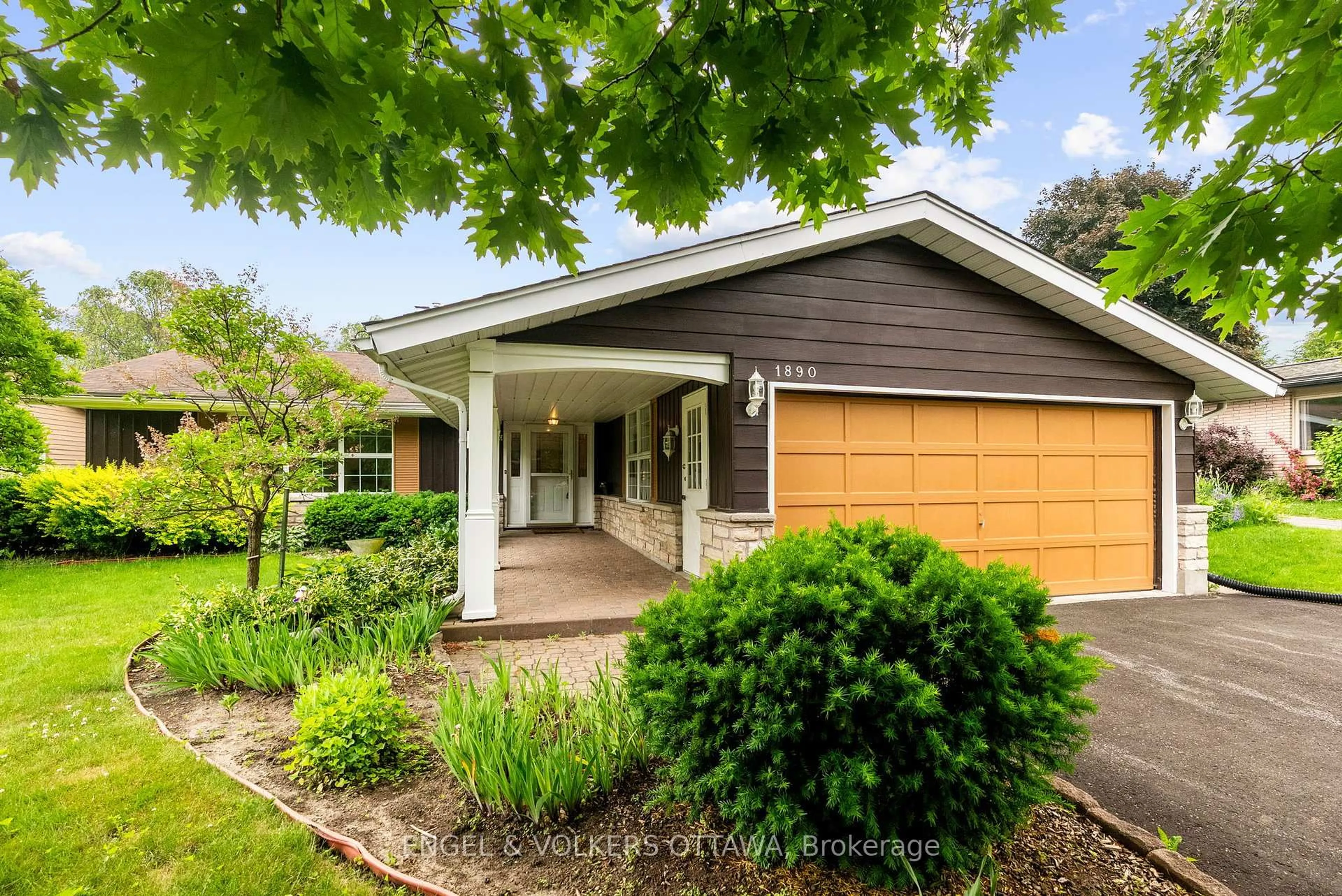 Home with vinyl exterior material, street for 1890 Louisiana Ave, Ottawa Ontario K1H 6V1