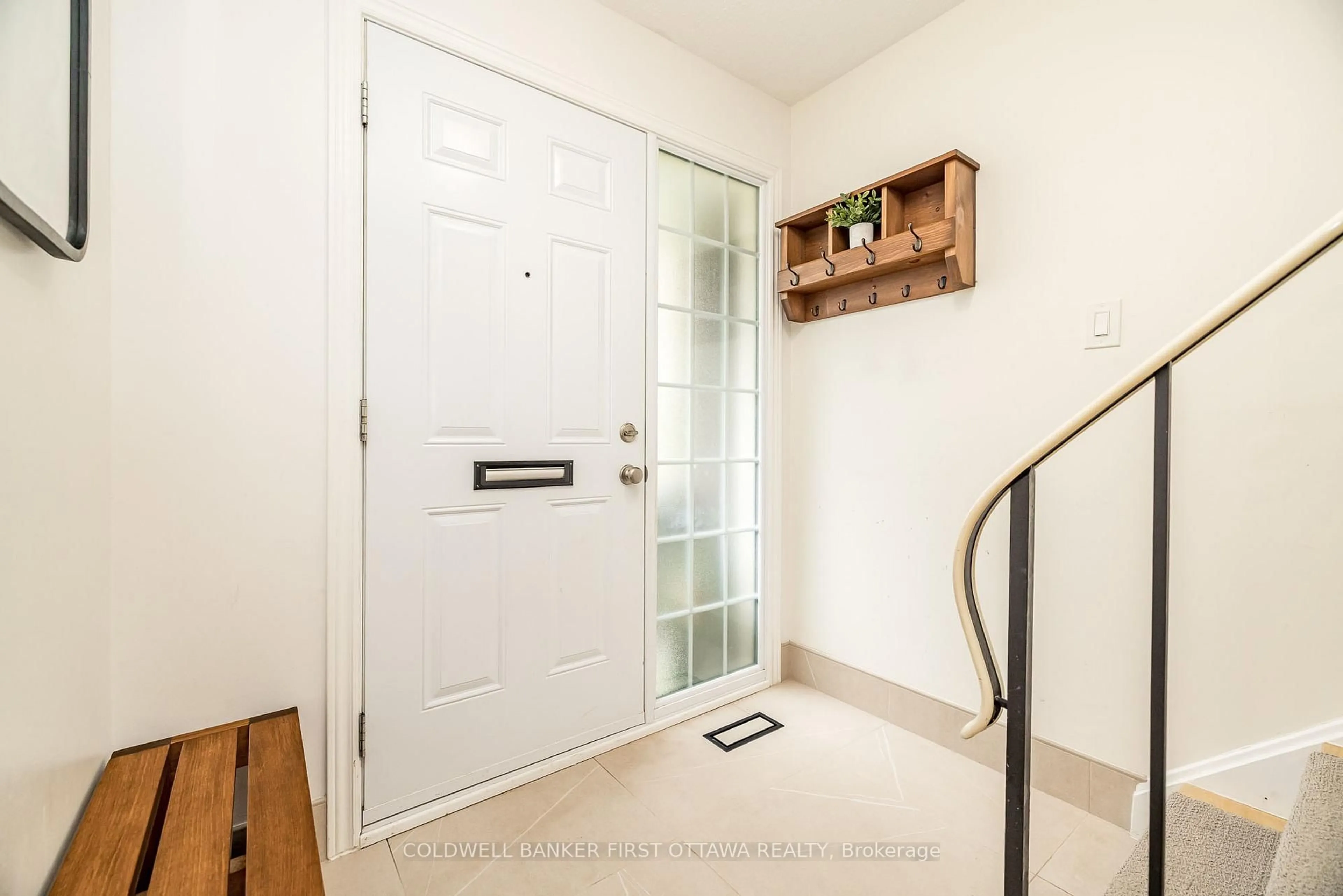 Indoor entryway for 345 Kintyre Private, Ottawa Ontario K2C 3M6