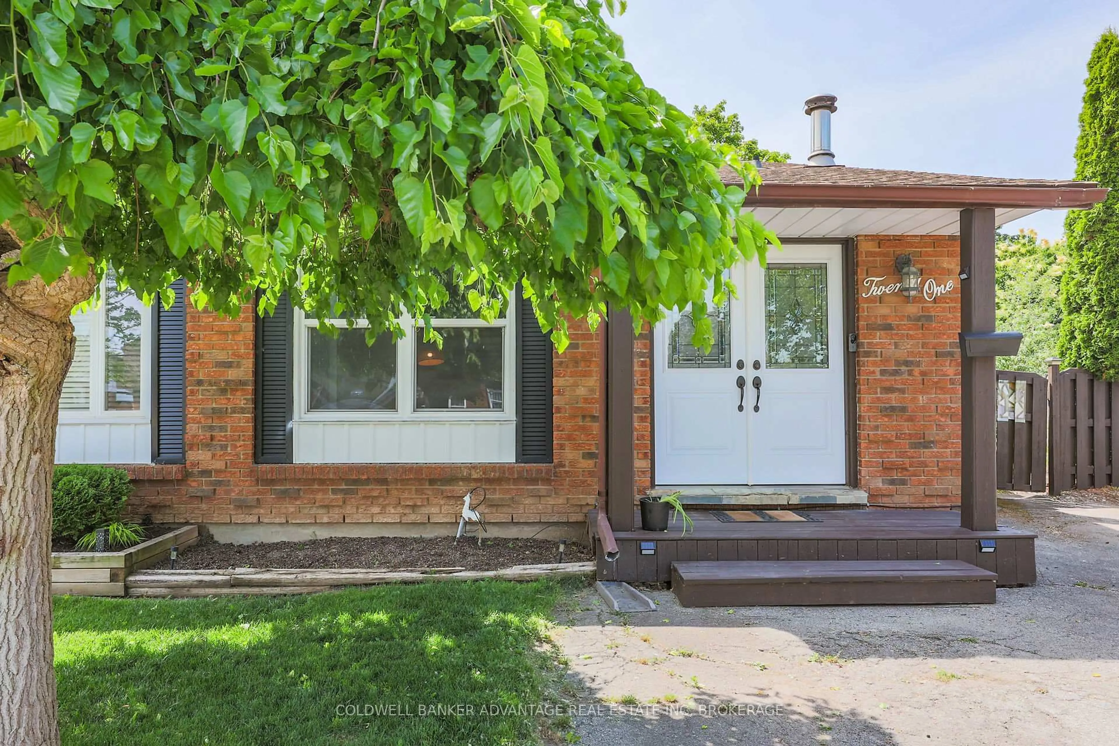 Home with brick exterior material, street for 21 FAIRLAWN Cres, Welland Ontario L3C 5Z2