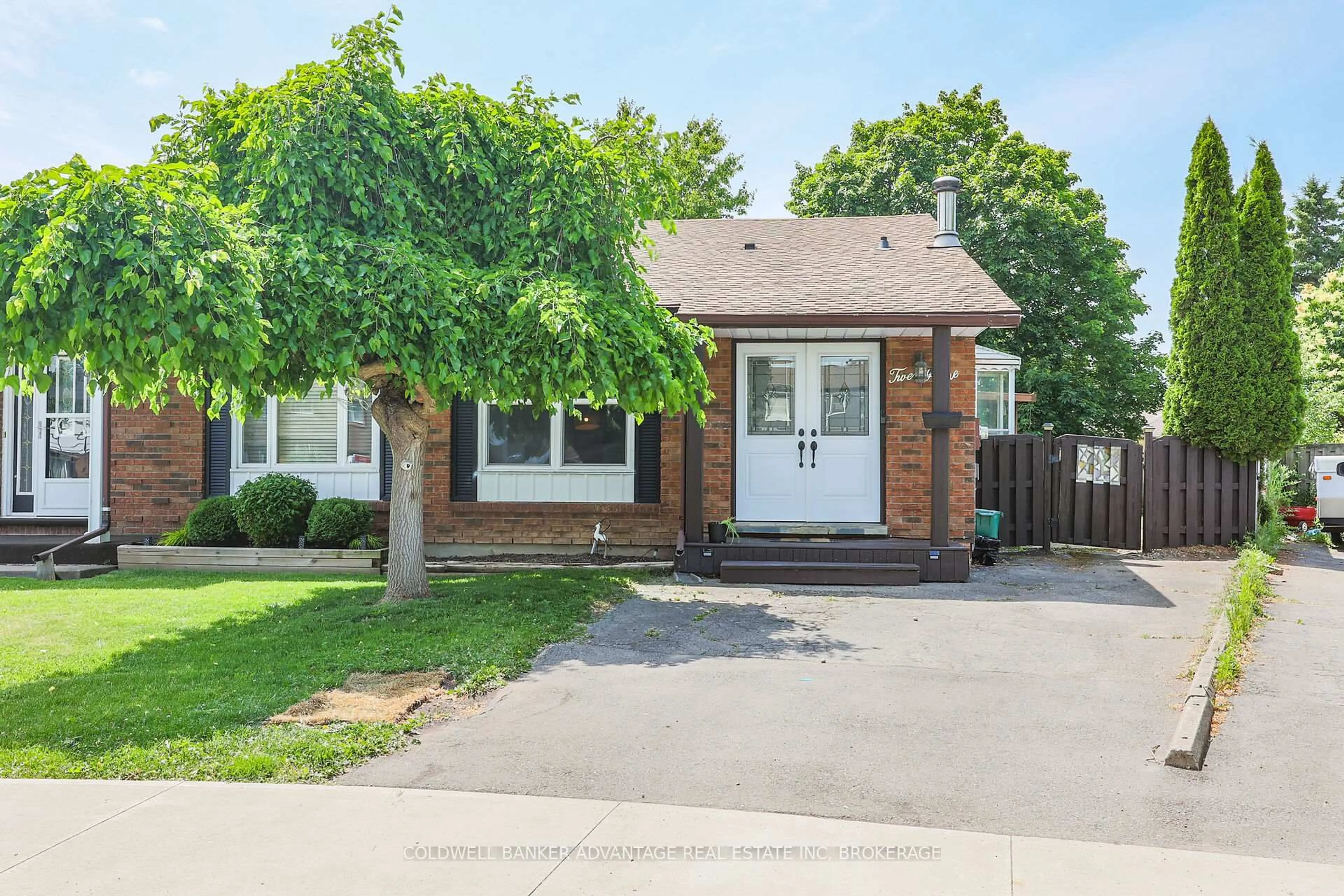 Home with brick exterior material, street for 21 FAIRLAWN Cres, Welland Ontario L3C 5Z2