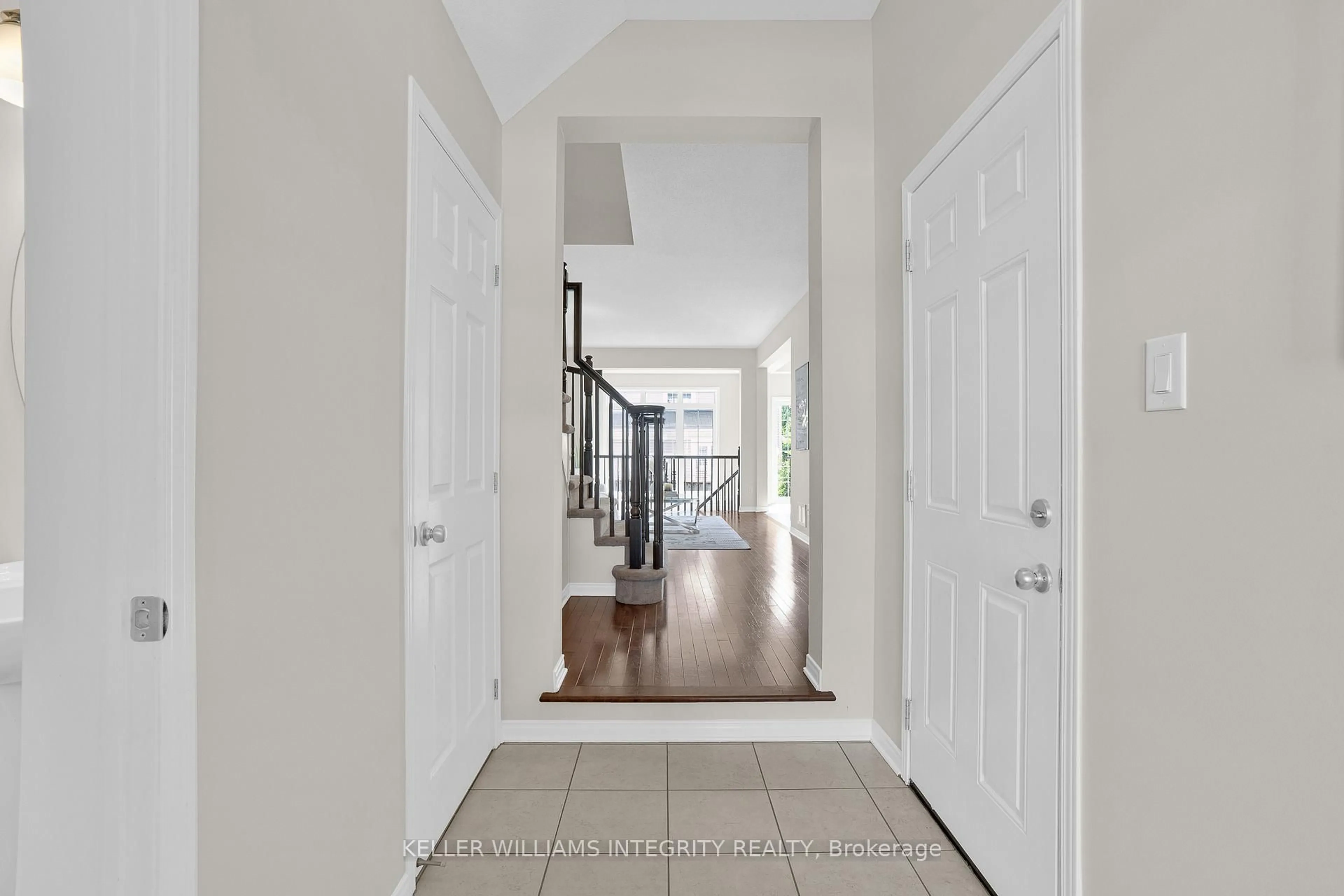 Indoor entryway for 180 Laramie Cres, Ottawa Ontario K2J 5Y3