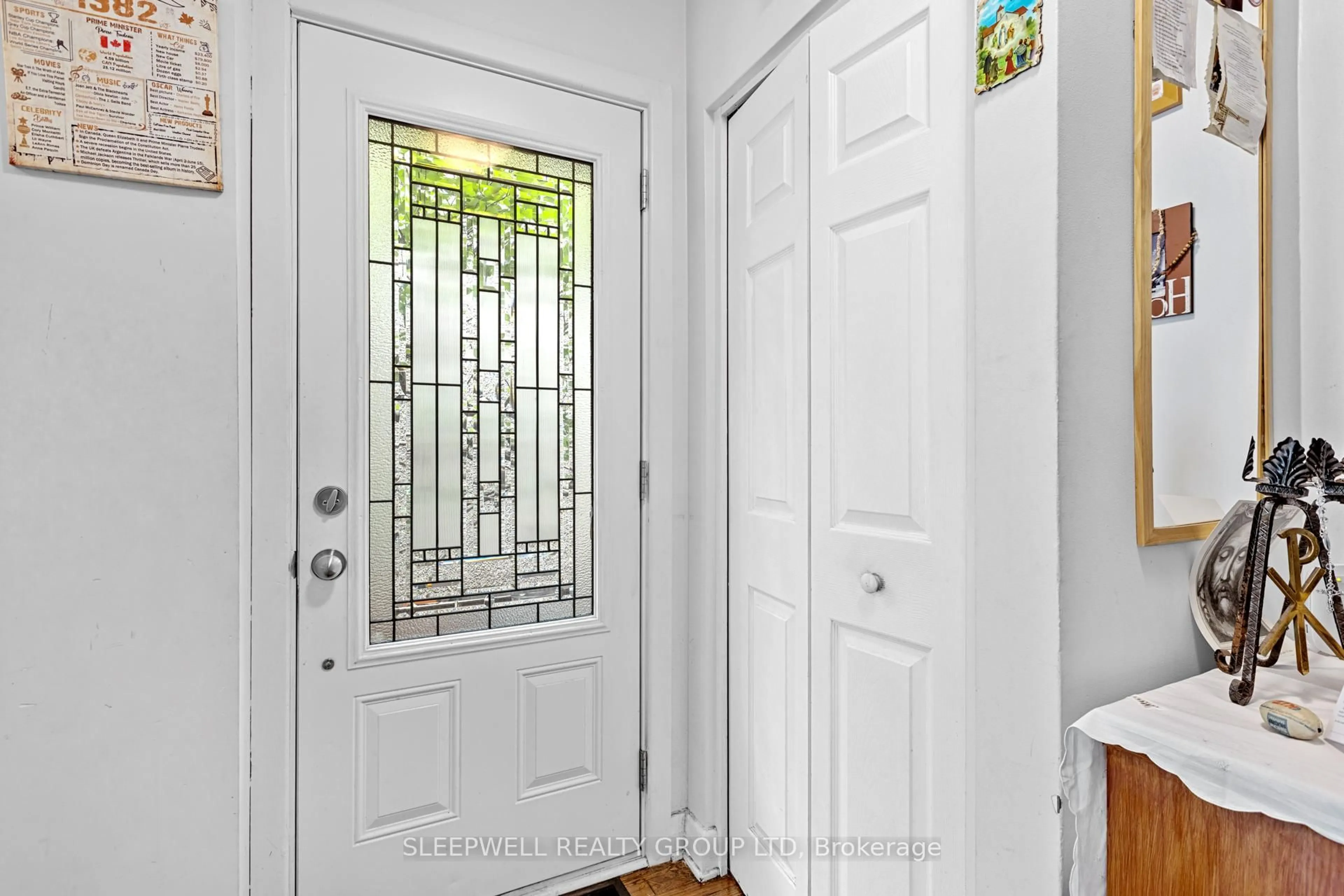Indoor entryway for 134 Hopewell Ave, Ottawa Ontario K1S 2Z3