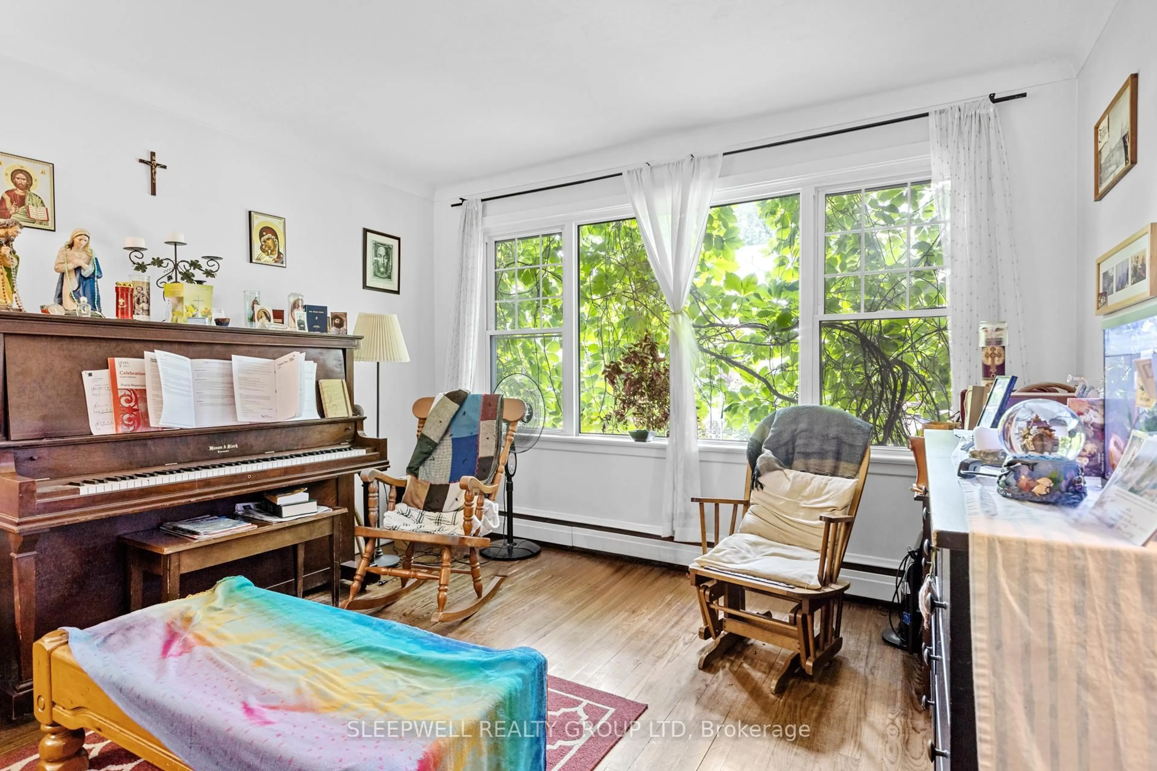 Living room with furniture, unknown for 134 Hopewell Ave, Ottawa Ontario K1S 2Z3