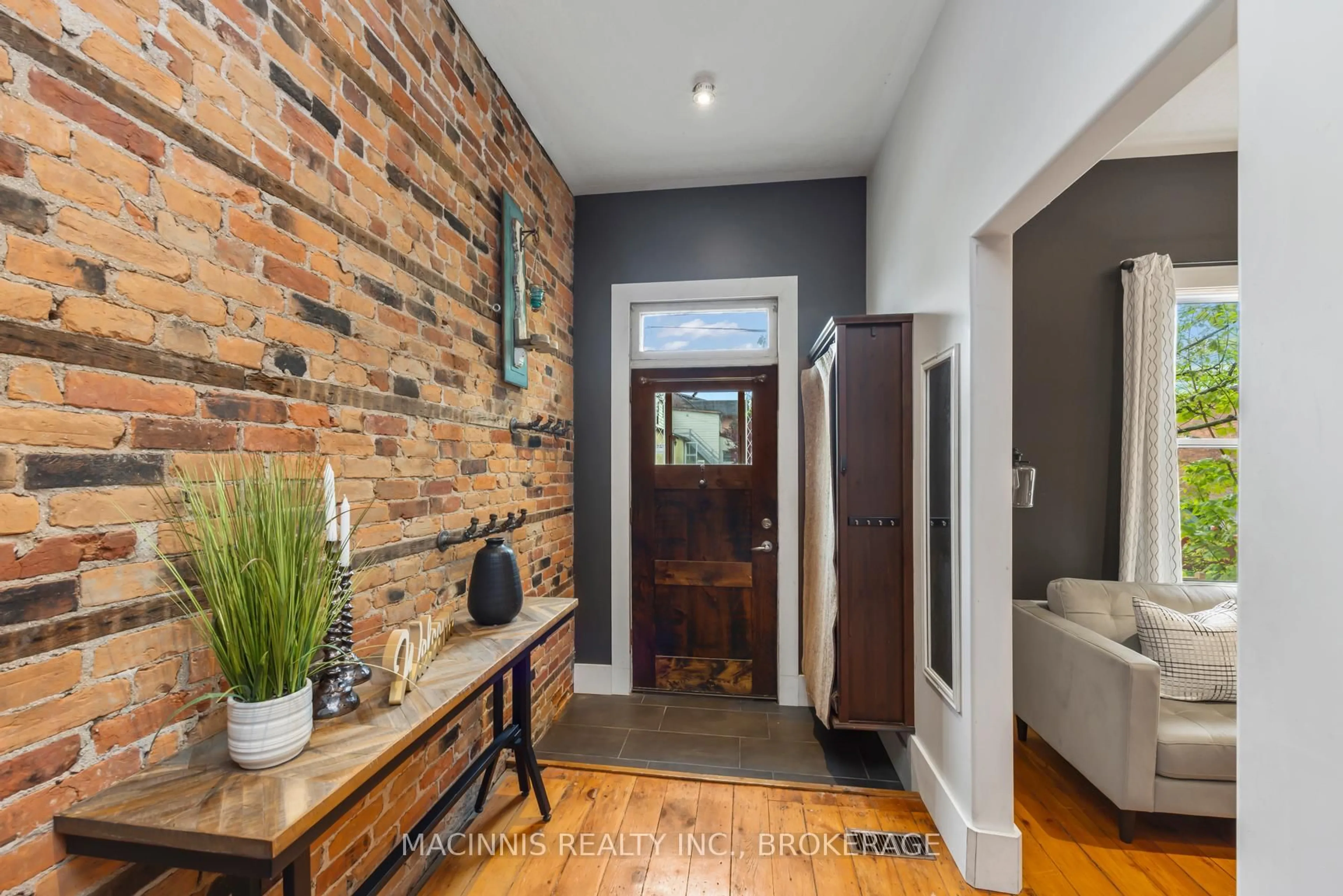 Indoor entryway for 64 Bay St, Kingston Ontario K7K 1H6