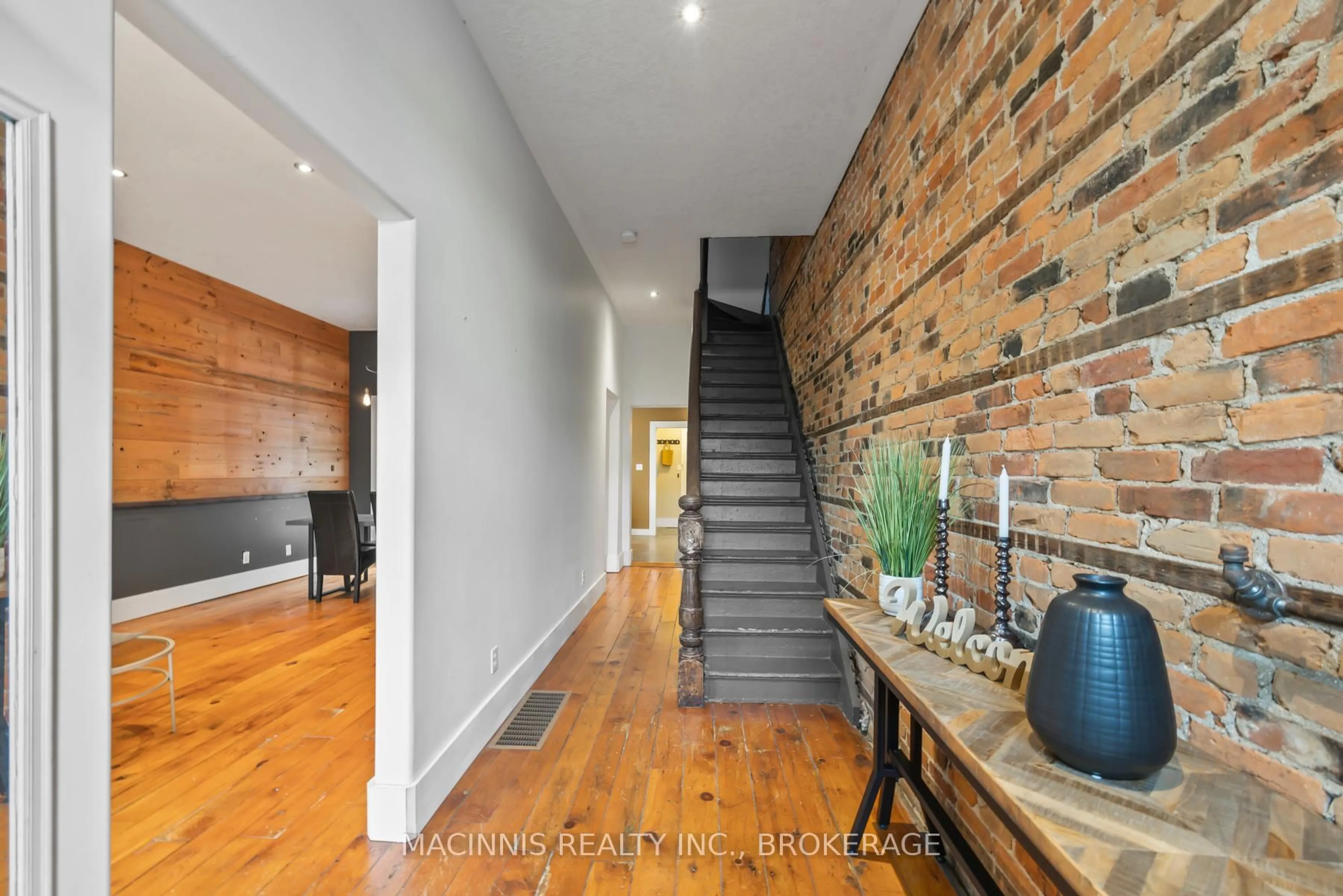 Indoor entryway for 64 Bay St, Kingston Ontario K7K 1H6