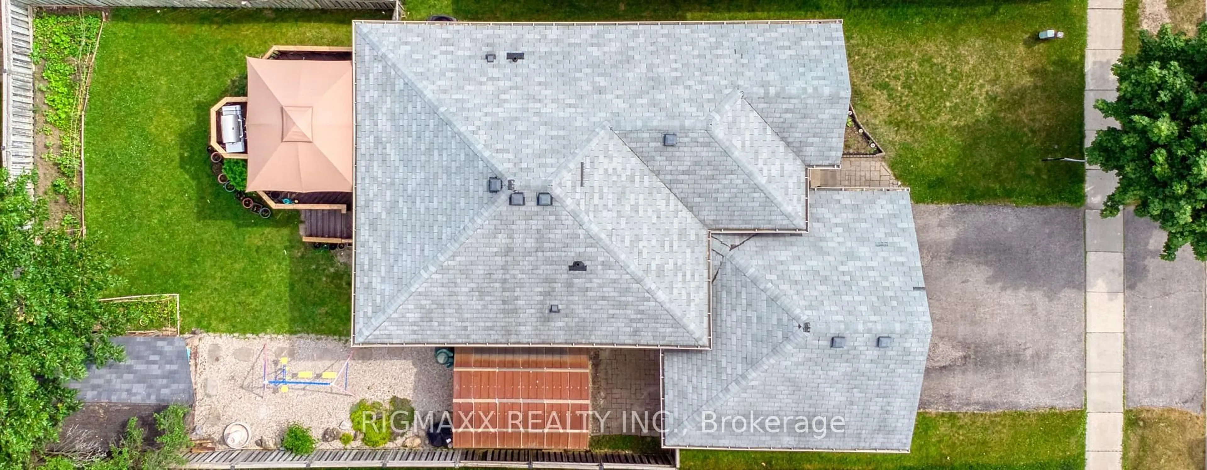 A pic from outside/outdoor area/front of a property/back of a property/a pic from drone, building for 29 Ponsford Pl, St. Thomas Ontario N5P 4J2