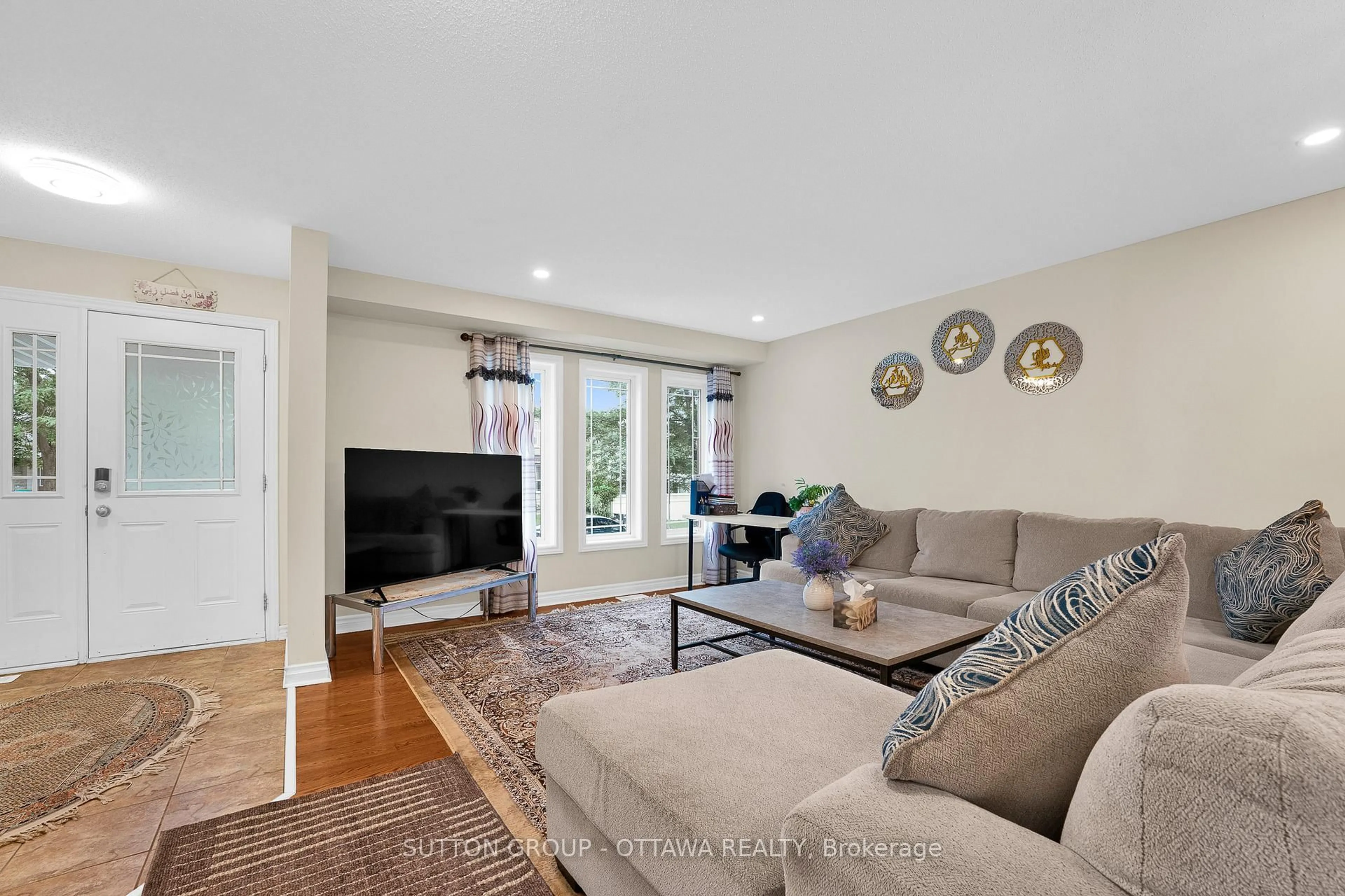 Living room with furniture, unknown for 354 Haileybury St, Ottawa Ontario K2J 0N5
