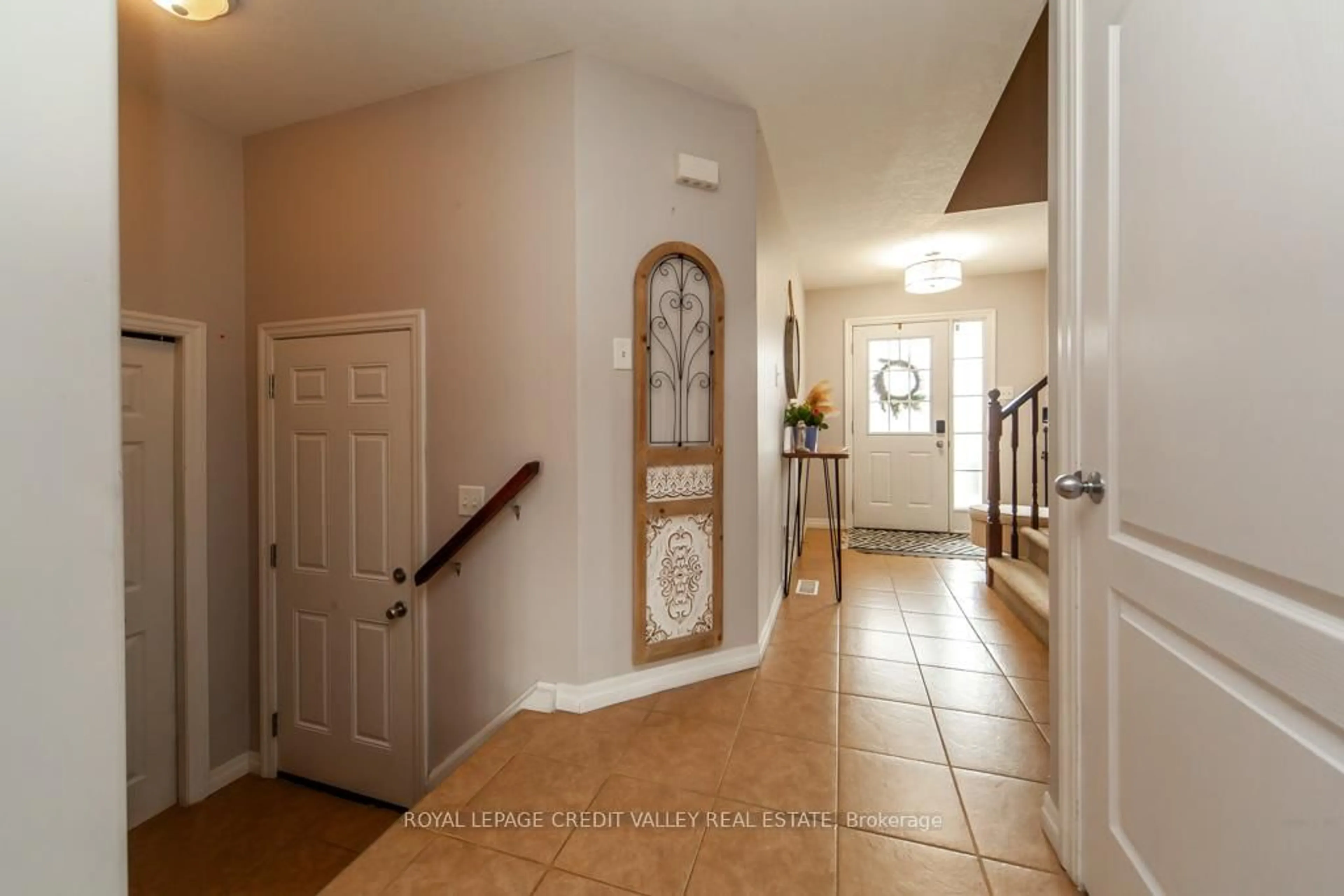 Indoor entryway for 55 Rockcliffe Dr, Kitchener Ontario N2R 1W5