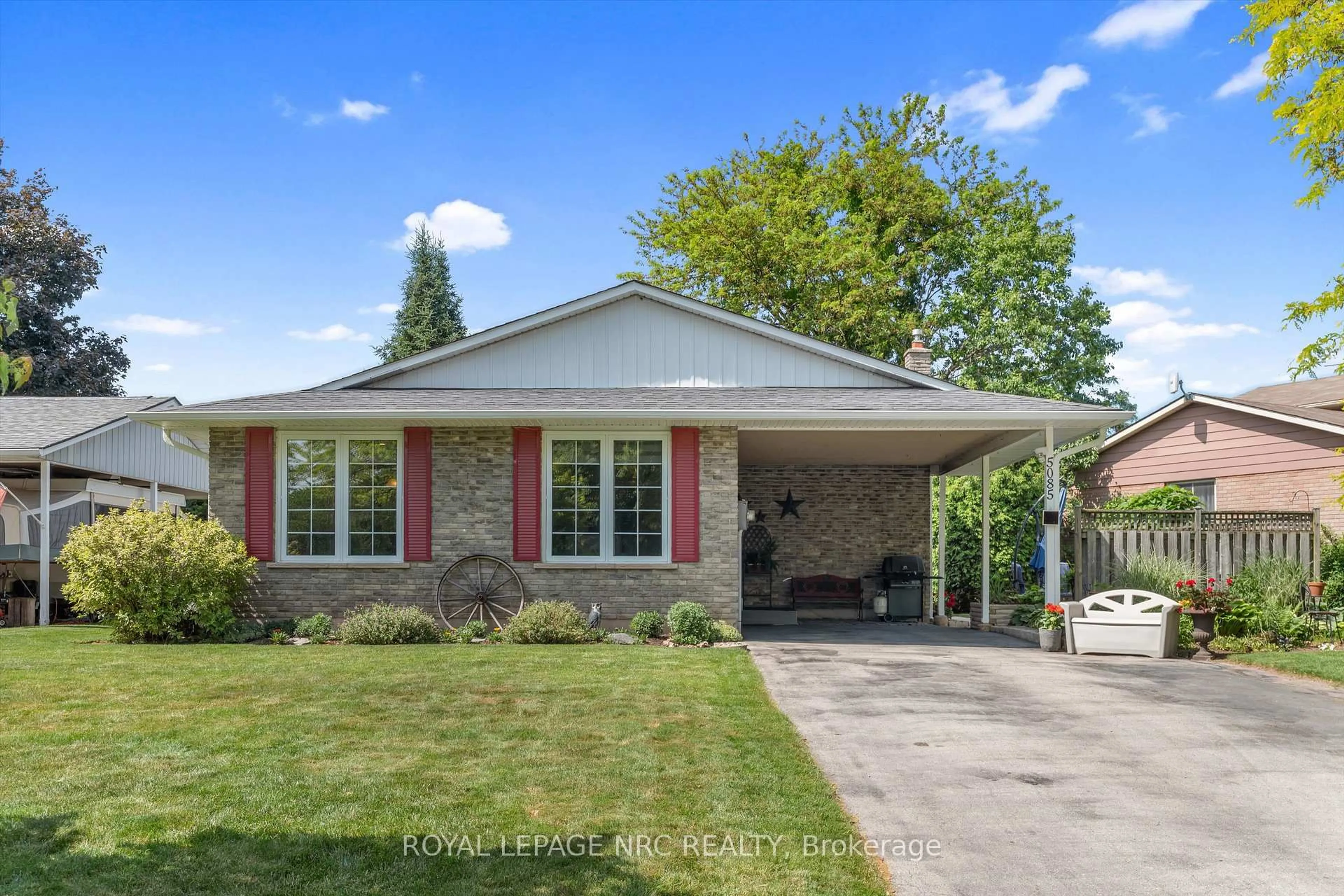Home with brick exterior material, street for 5085 Friesen Blvd, Lincoln Ontario L3J 0A7