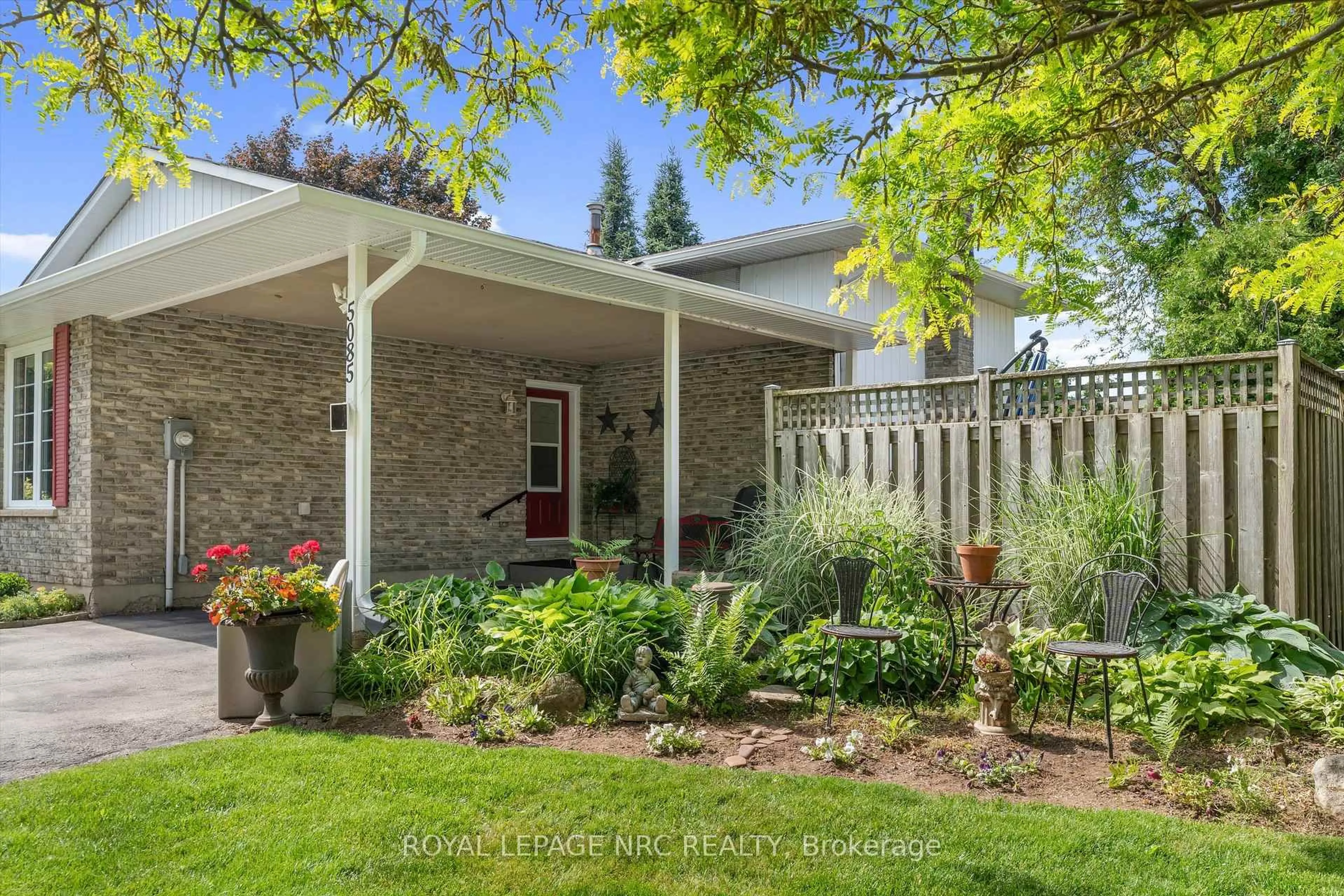 Patio, street for 5085 Friesen Blvd, Lincoln Ontario L3J 0A7