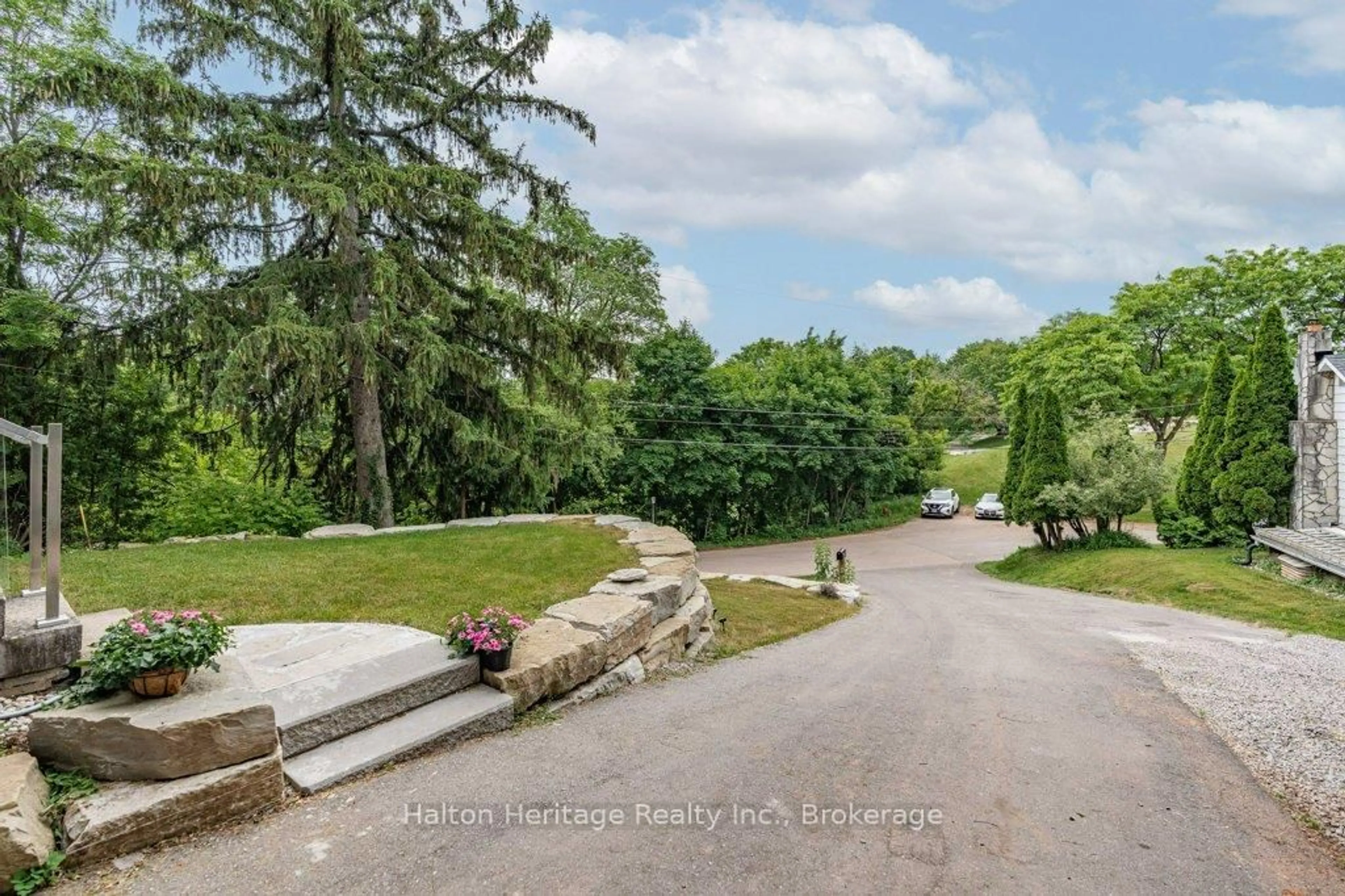 A pic from outside/outdoor area/front of a property/back of a property/a pic from drone, water/lake/river/ocean view for 52 Parkside Ave, Hamilton Ontario L9H 2S7