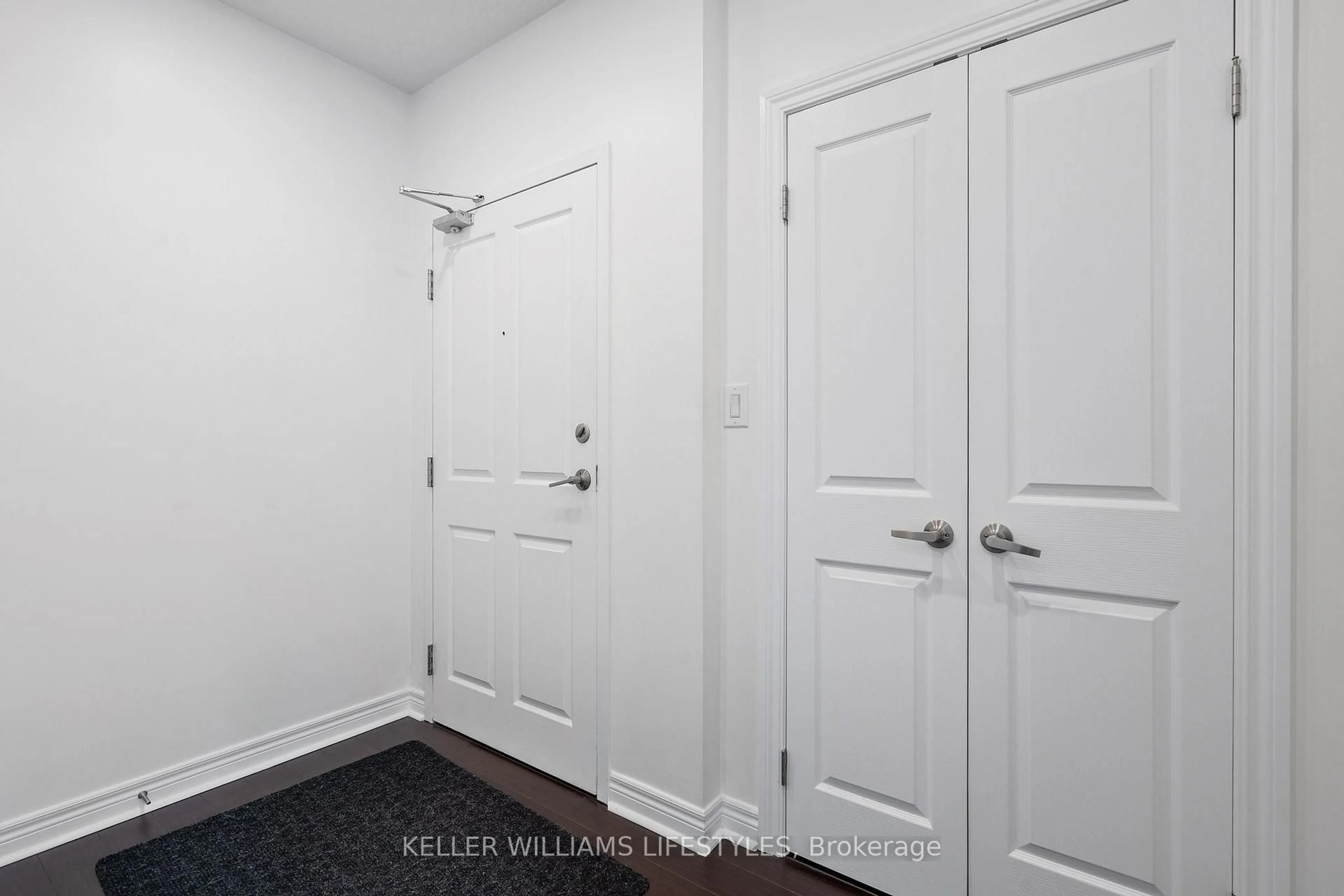 Indoor entryway for 1030 Coronation Dr #1004, London North Ontario N6G 0G5