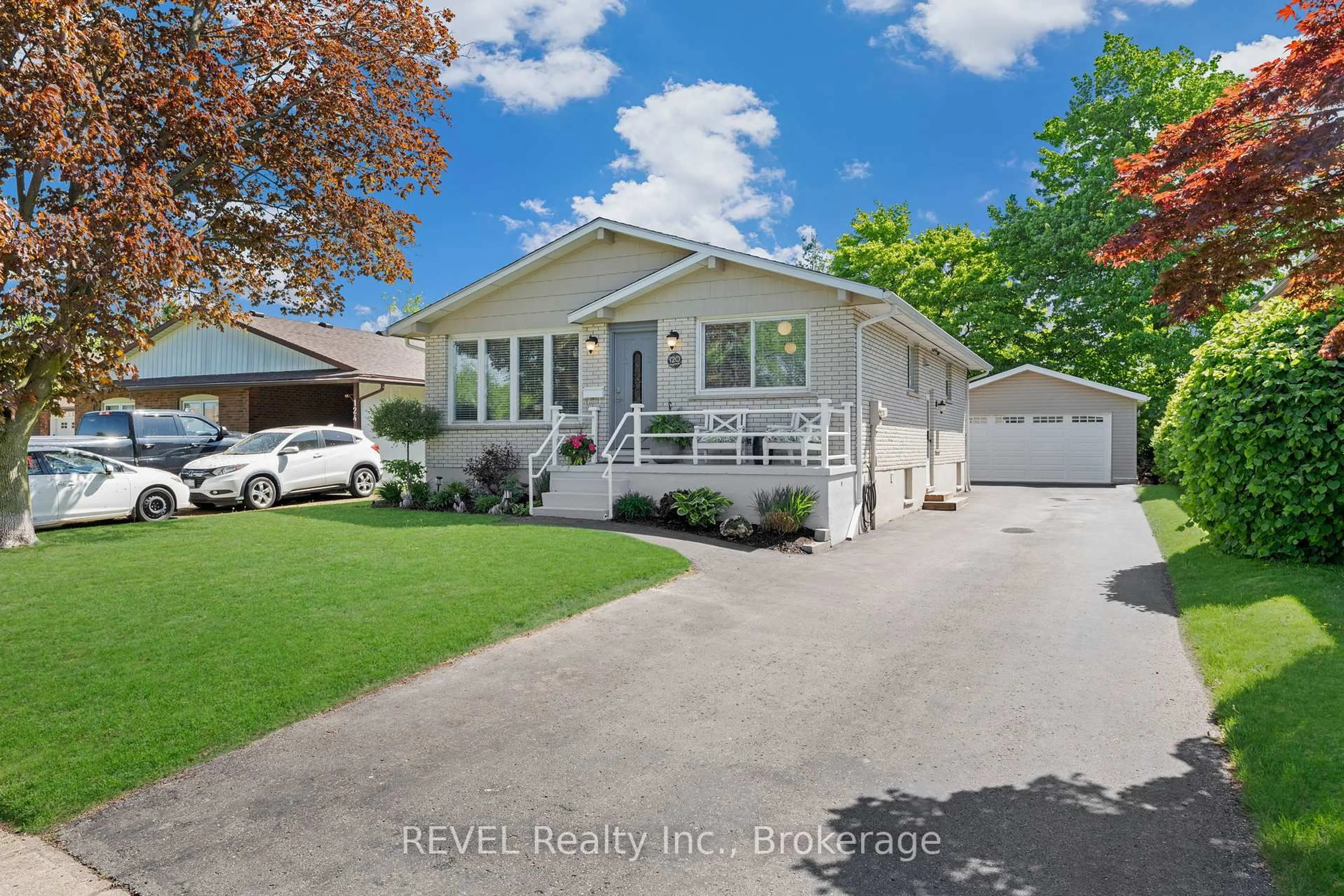 Home with vinyl exterior material, street for 120 Royal Oak Dr, Welland Ontario L3C 5V9