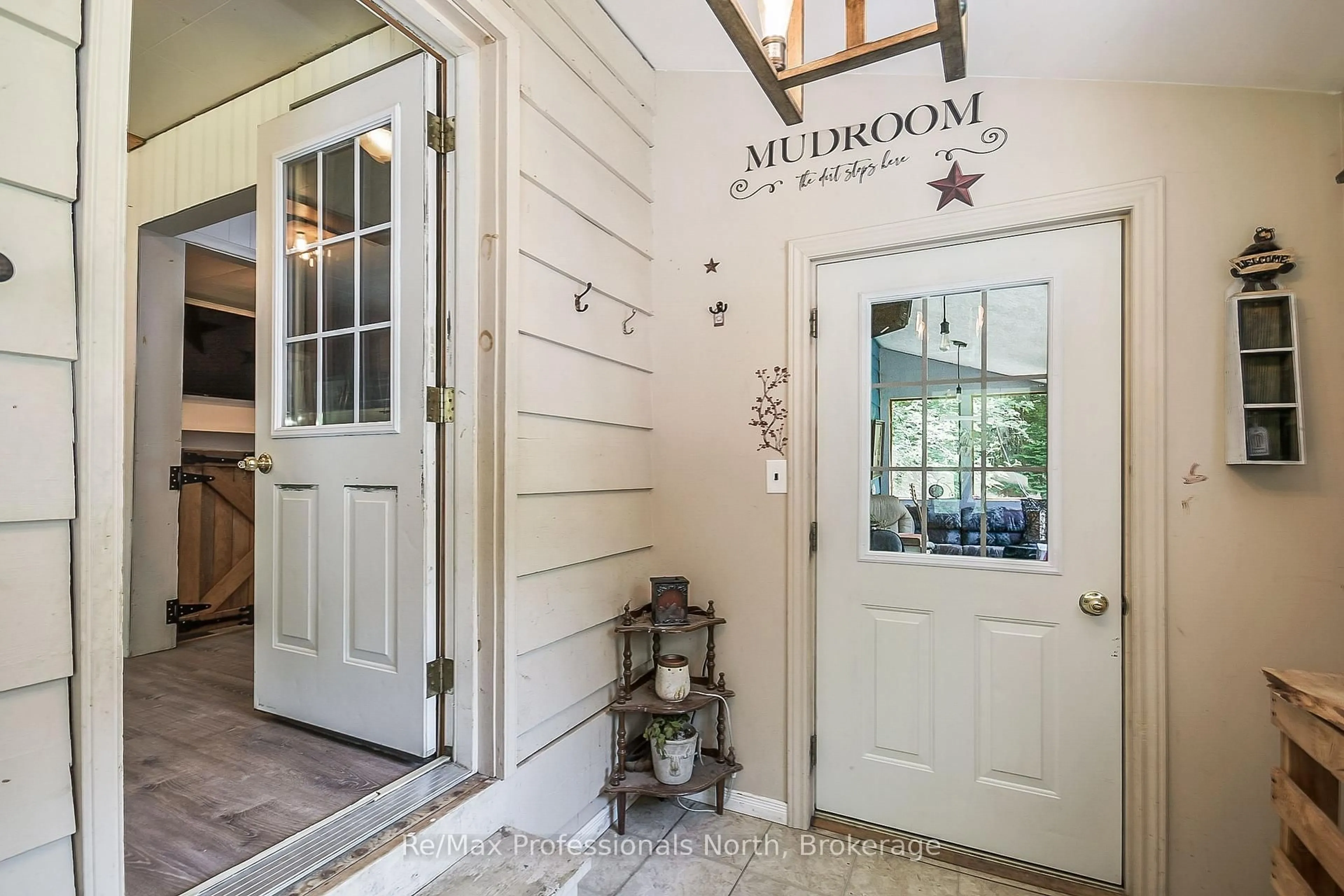 Indoor entryway for 1014 MANITOBA St, Bracebridge Ontario P1L 0K8