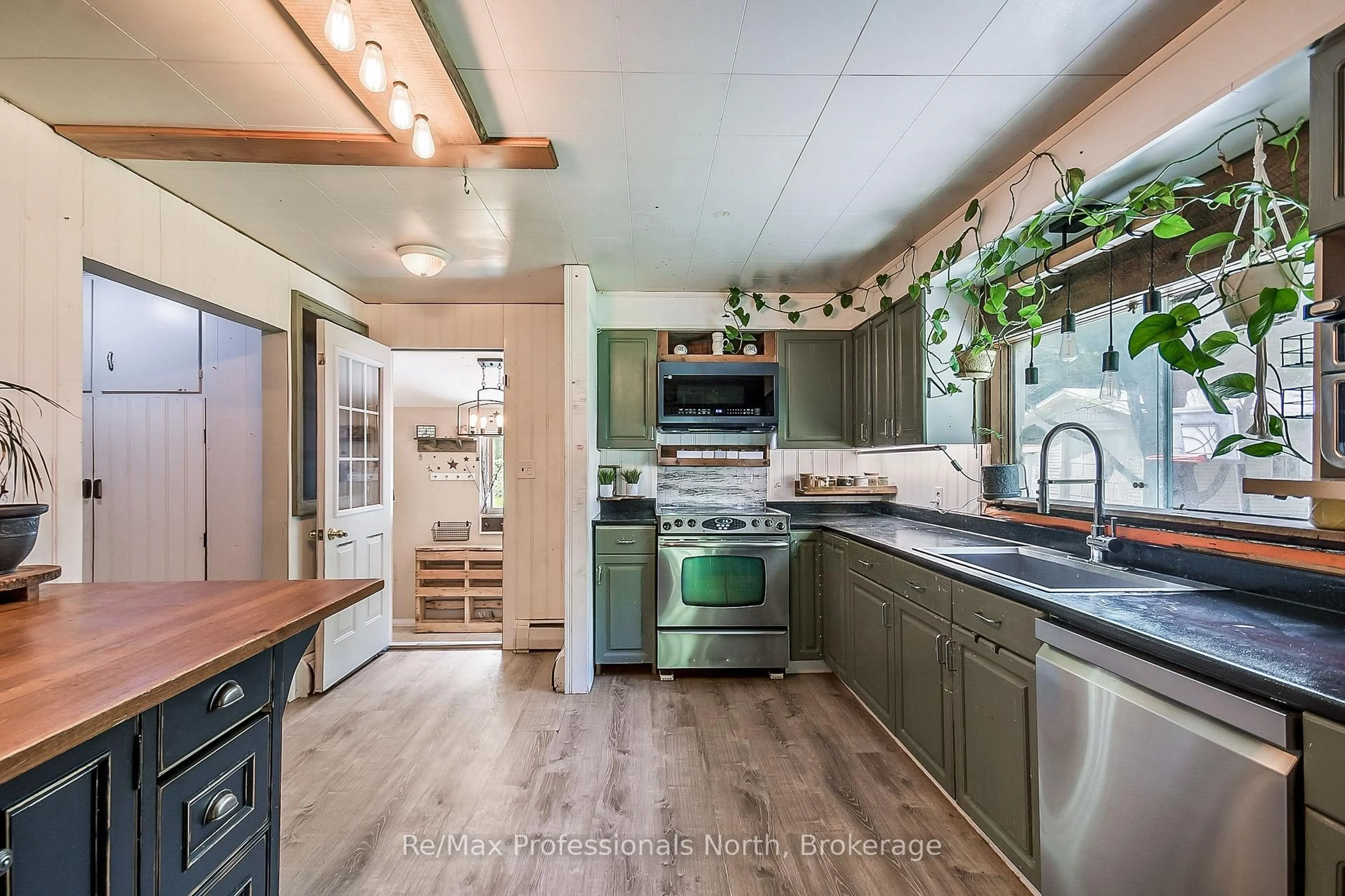 Open concept kitchen, unknown for 1014 MANITOBA St, Bracebridge Ontario P1L 0K8