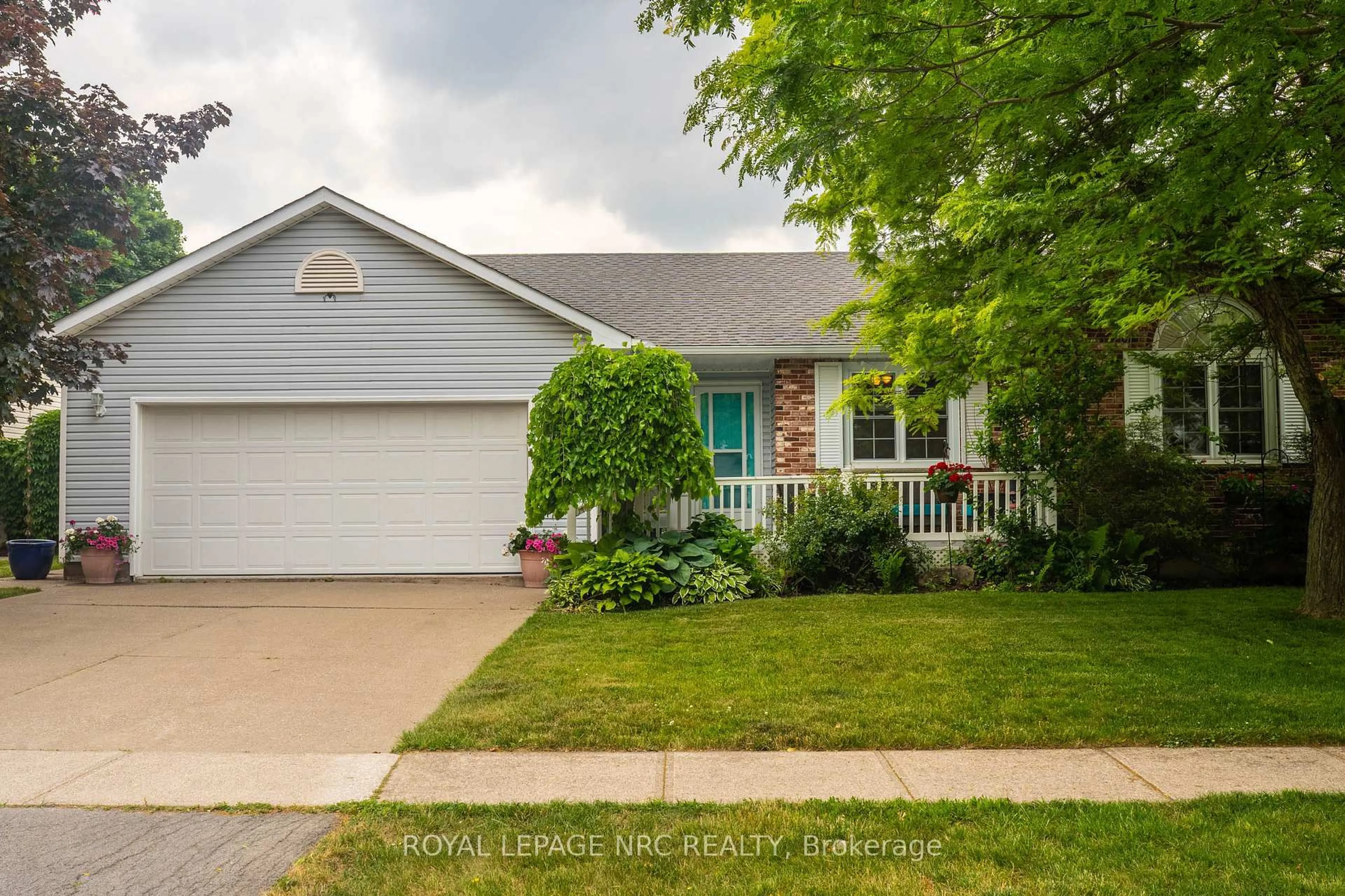 Home with vinyl exterior material, street for 135 Green Pointe Dr, Welland Ontario L3C 6Y6