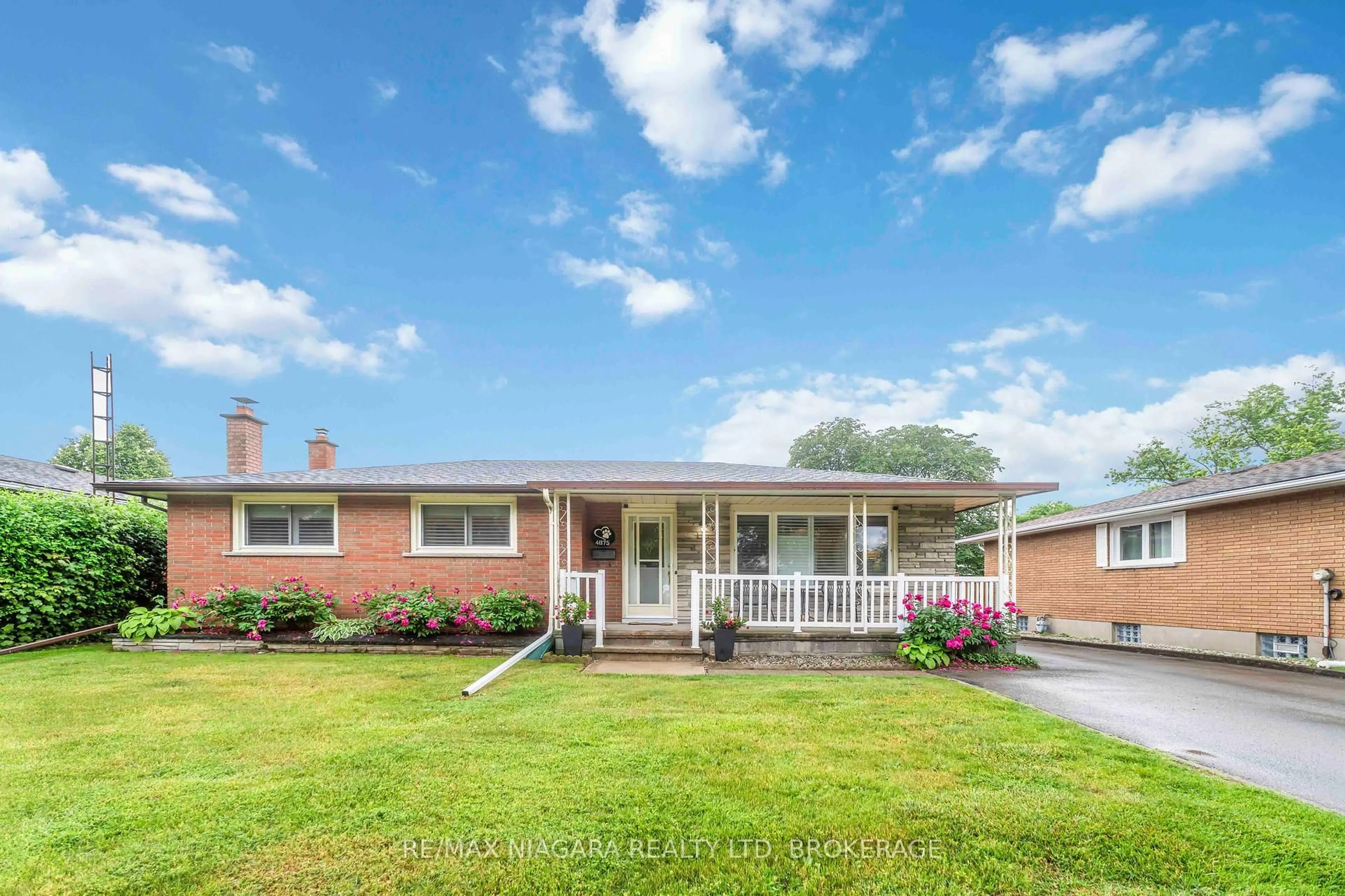 Home with brick exterior material, unknown for 4075 Pettit Ave, Niagara Falls Ontario L2E 6K4