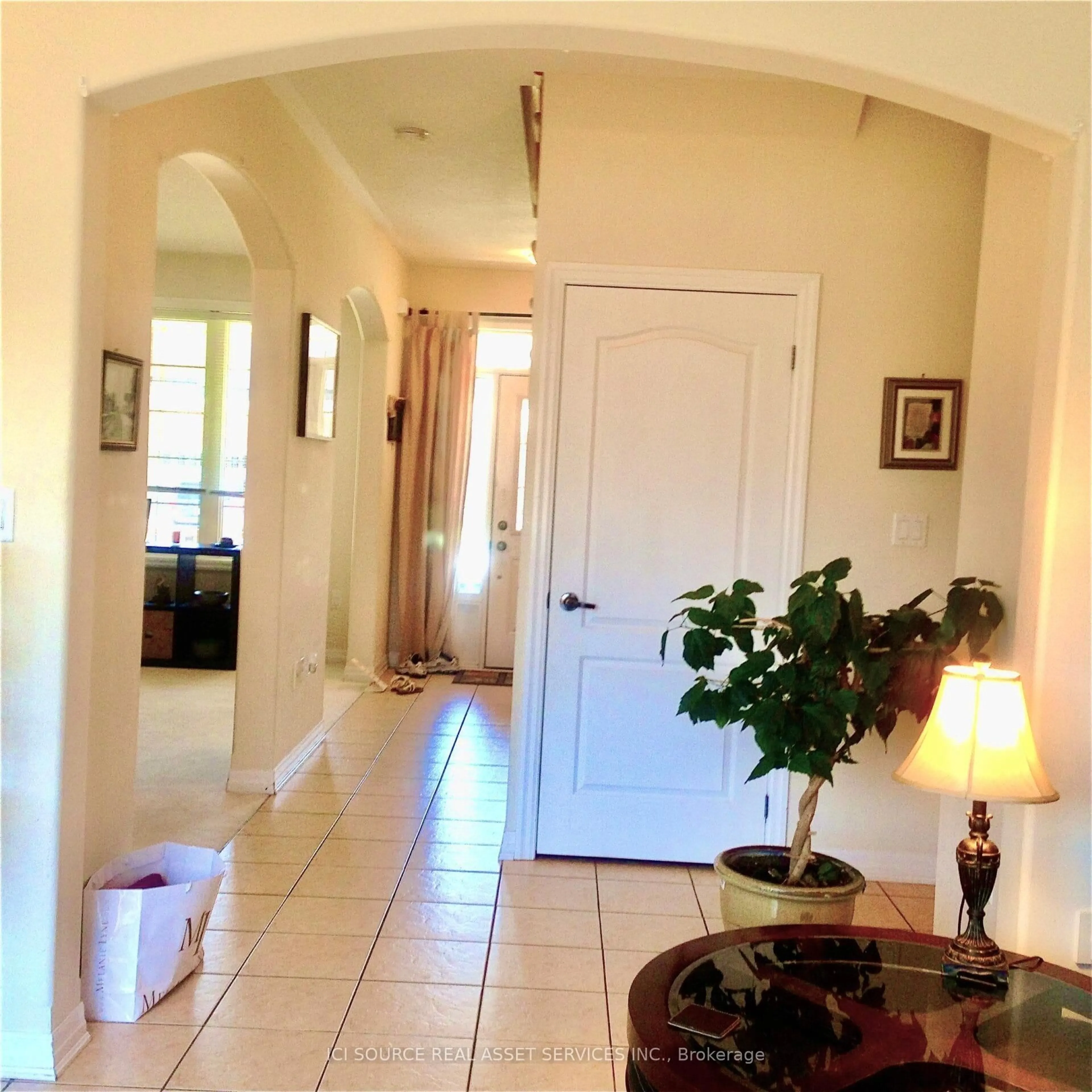 Indoor entryway for 148 Montreal Circ, Hamilton Ontario L8E 0C8