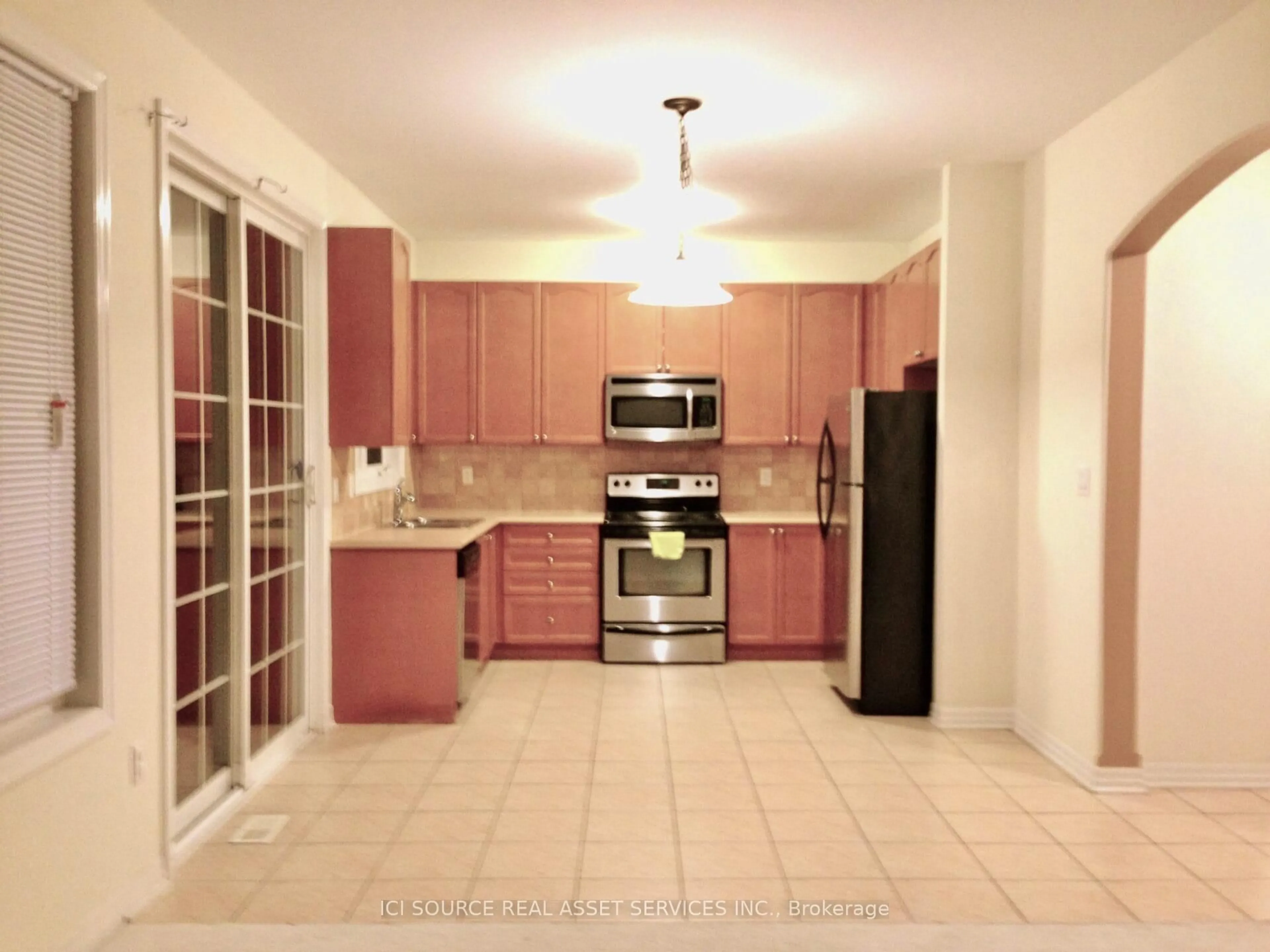 Standard kitchen, ceramic/tile floor for 148 Montreal Circ, Hamilton Ontario L8E 0C8