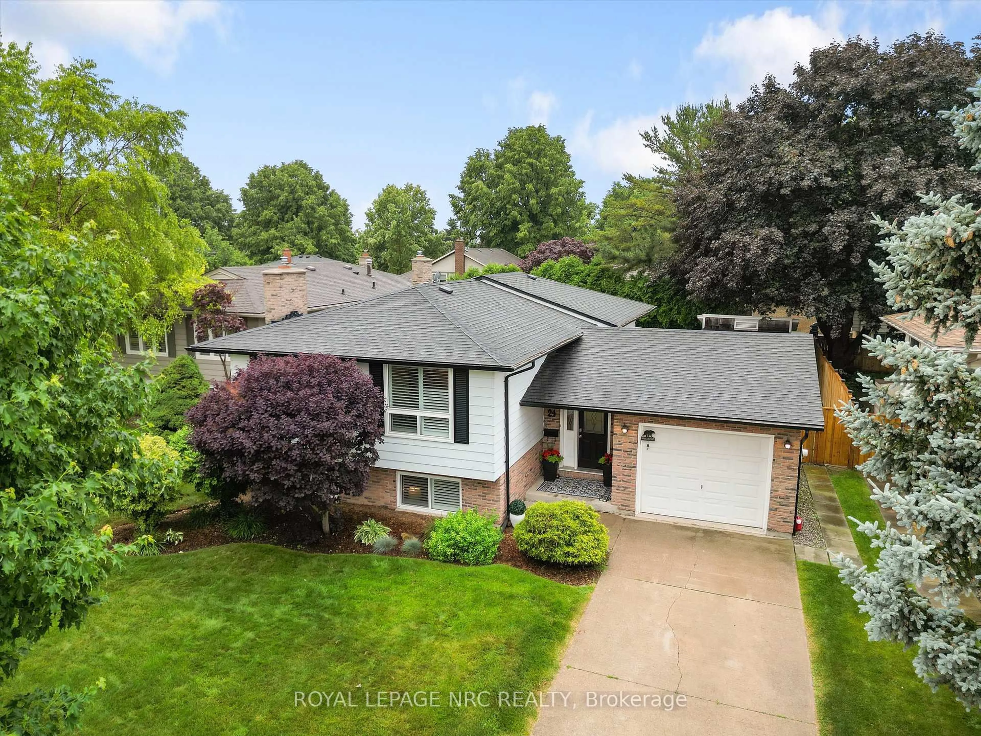 A pic from outside/outdoor area/front of a property/back of a property/a pic from drone, street for 24 Old Mill Rd, St. Catharines Ontario L2N 6X2