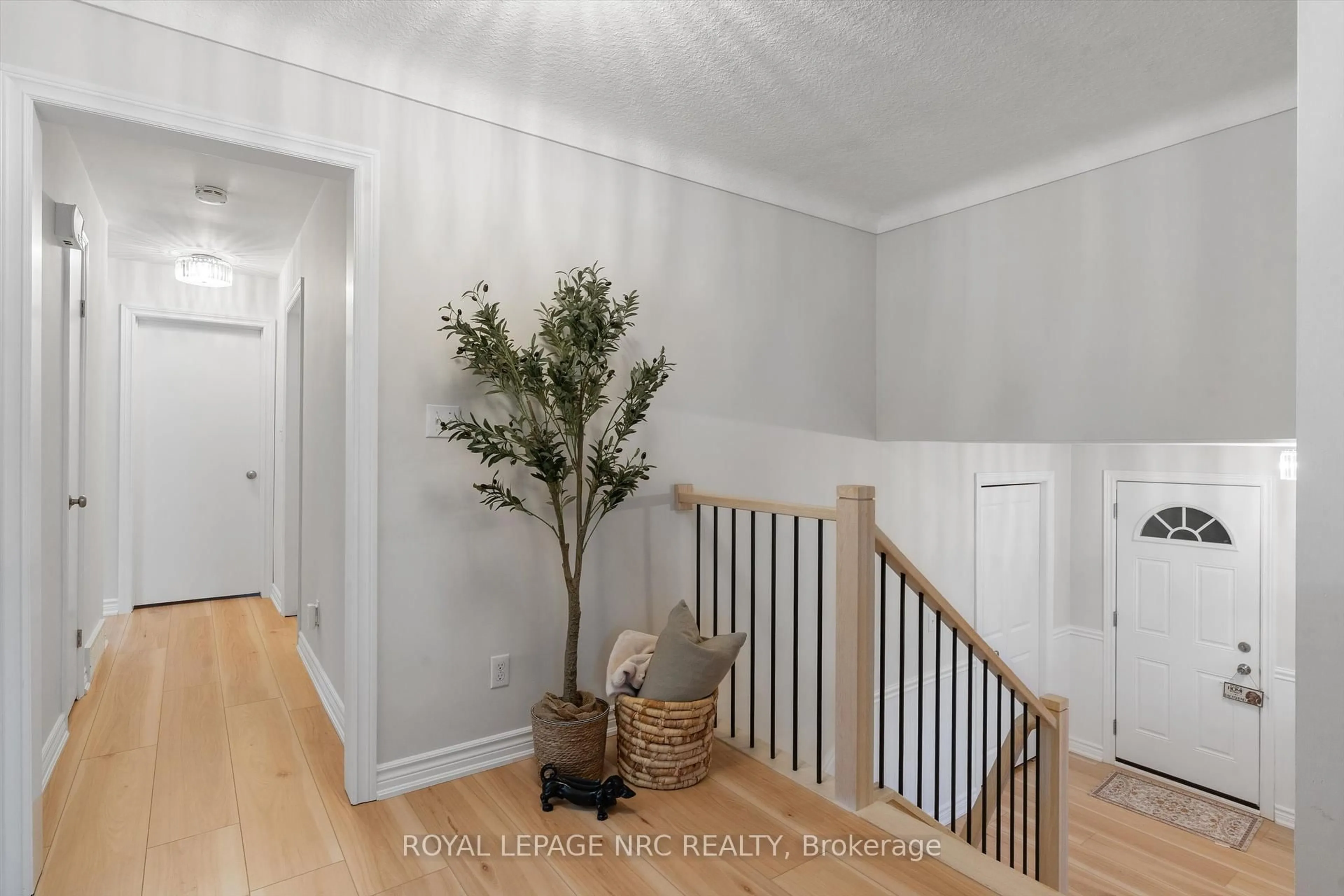Indoor entryway for 24 Old Mill Rd, St. Catharines Ontario L2N 6X2