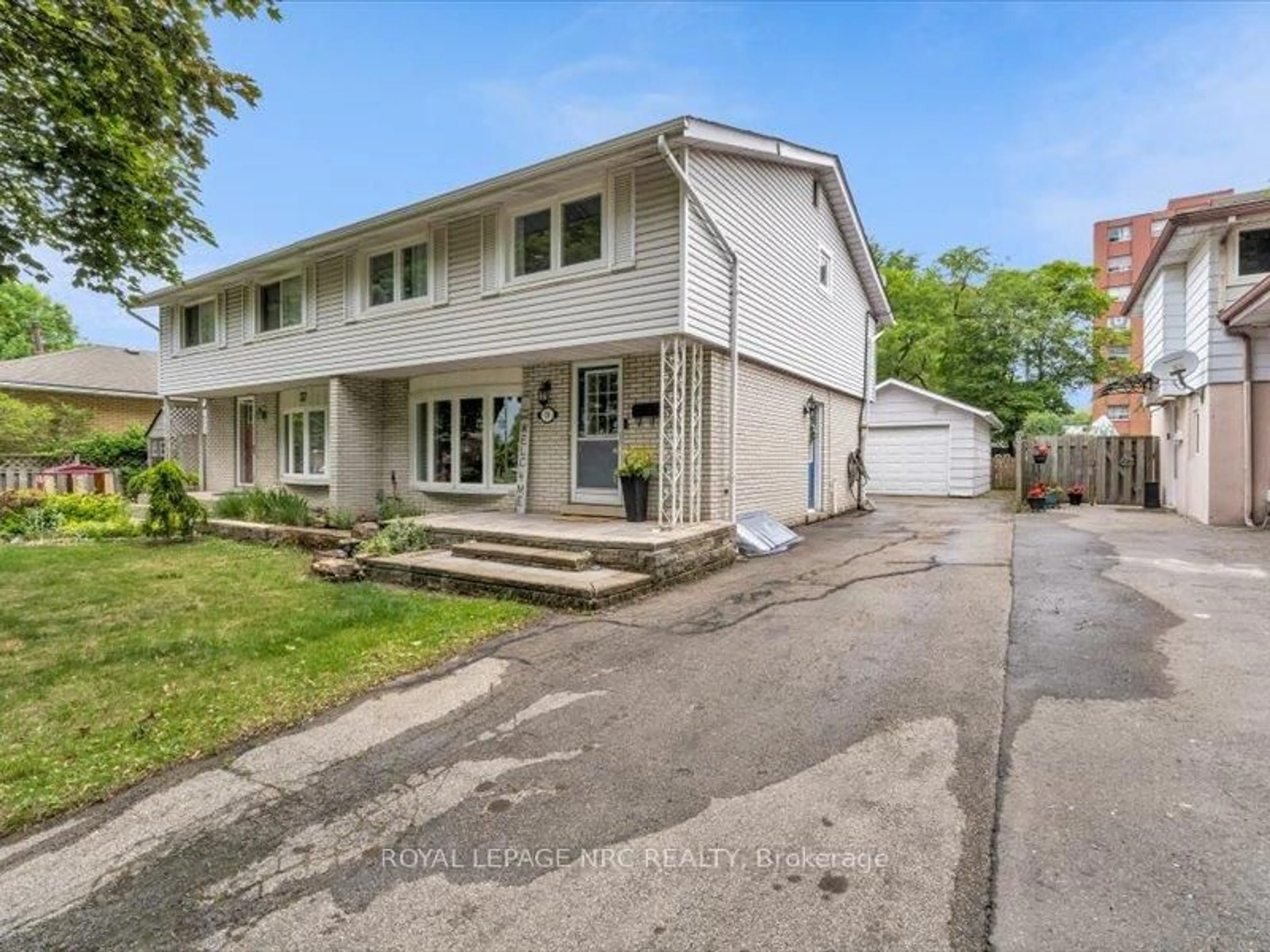 A pic from outside/outdoor area/front of a property/back of a property/a pic from drone, street for 39 Meadowlark St, Hamilton Ontario L9A 2K4